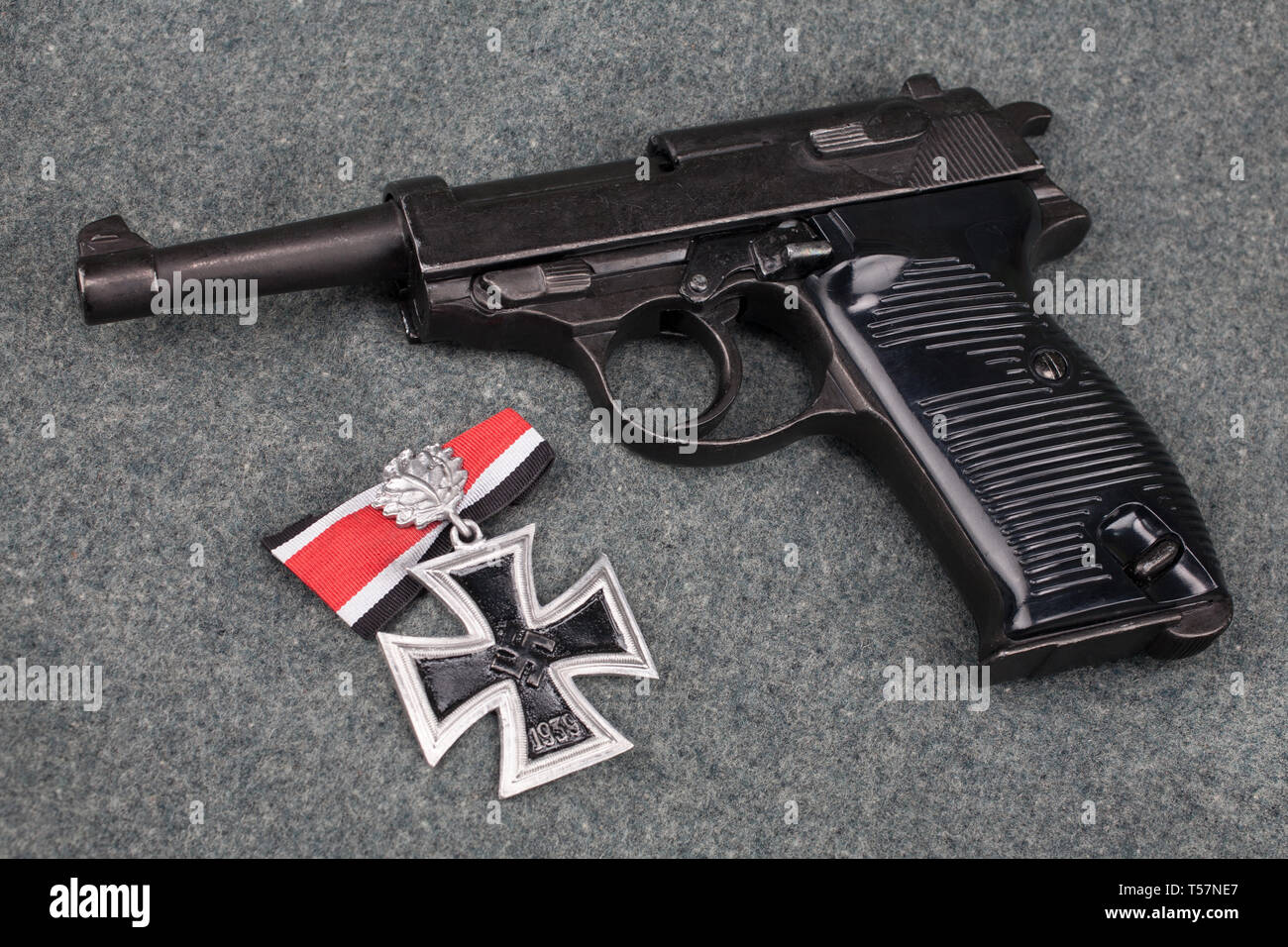 WWII ära Nazi-deutschen Armee 9 mm halbautomatische Pistole mit Iron Cross Award auf Grau einheitlichen Hintergrund Stockfoto