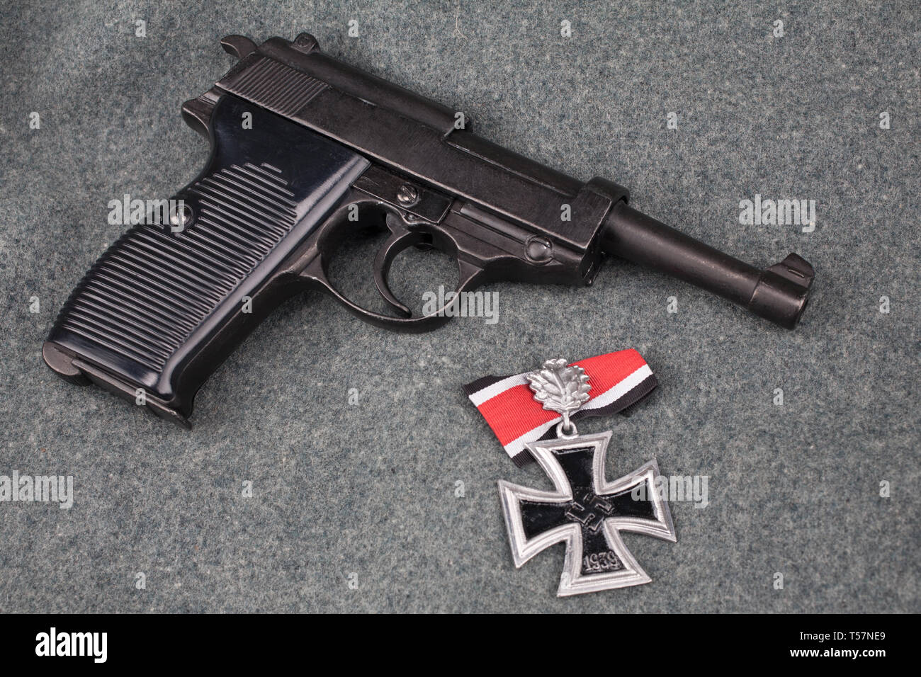 WWII ära Nazi-deutschen Armee 9 mm halbautomatische Pistole mit Iron Cross Award auf Grau einheitlichen Hintergrund Stockfoto