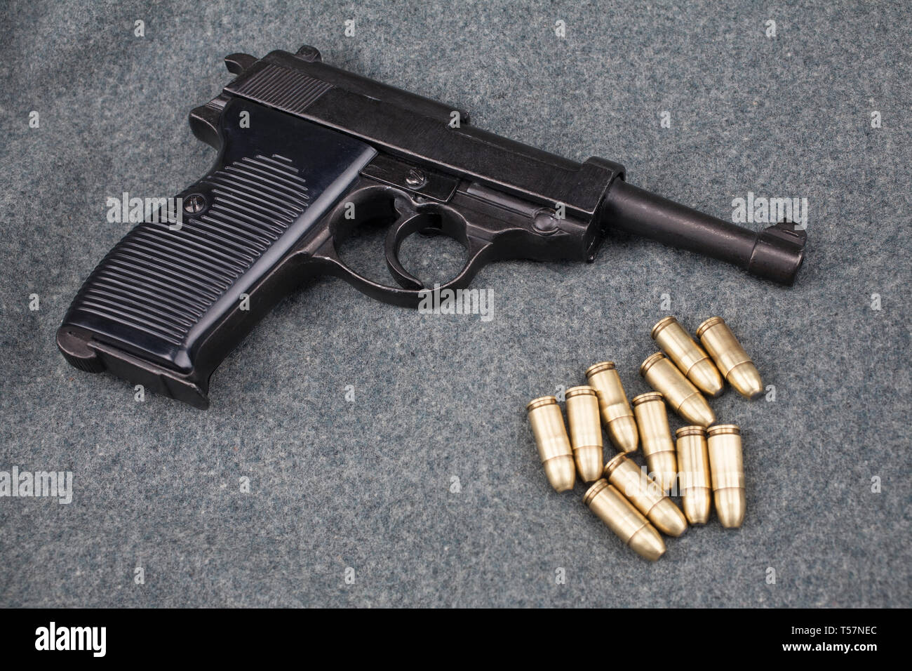 WWII ära Nazi-deutschen Armee 9 mm halbautomatische Pistole mit Munition auf Grau einheitlichen Hintergrund Stockfoto