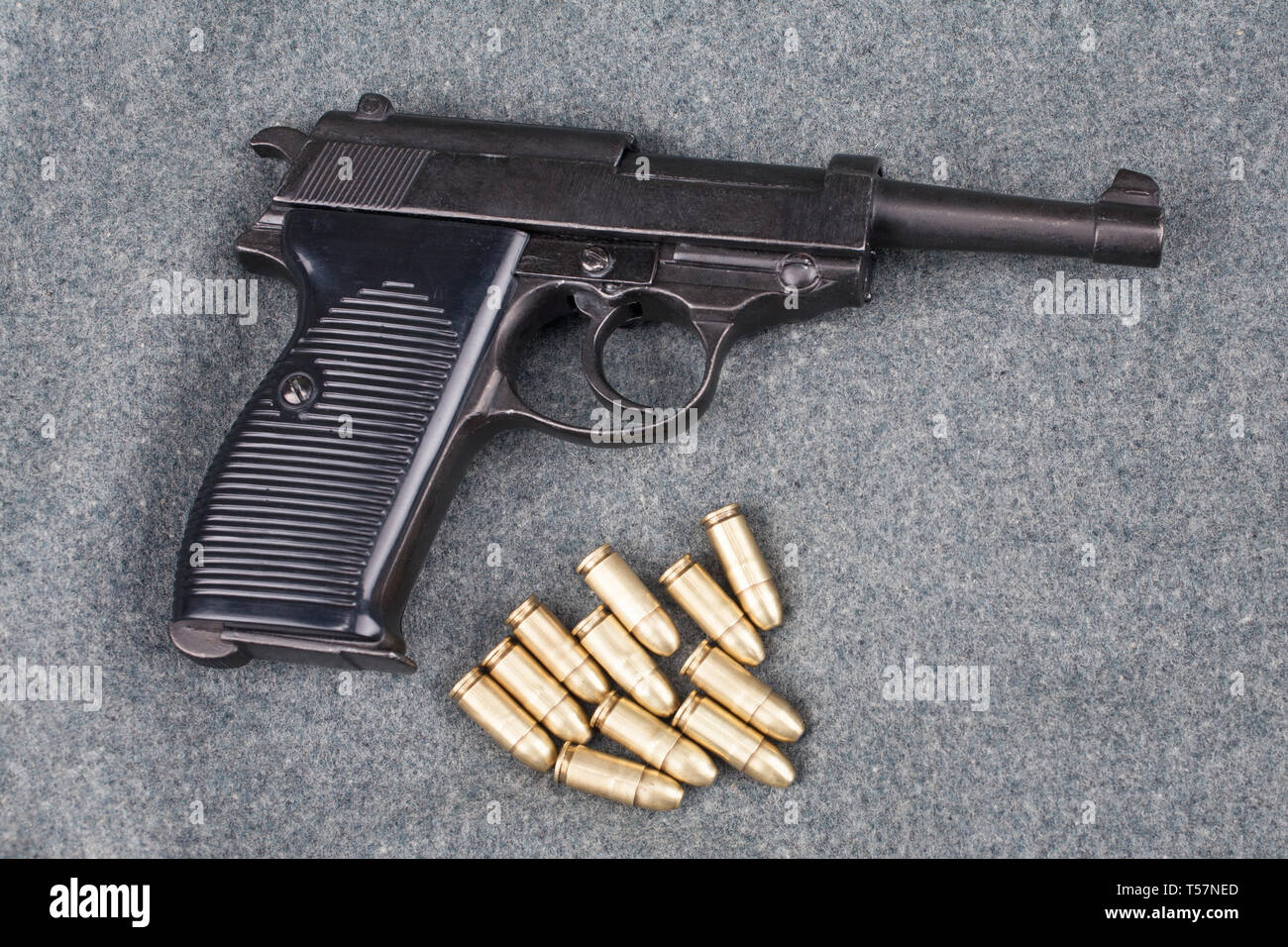 WWII ära Nazi-deutschen Armee 9 mm halbautomatische Pistole mit Munition auf Grau einheitlichen Hintergrund Stockfoto