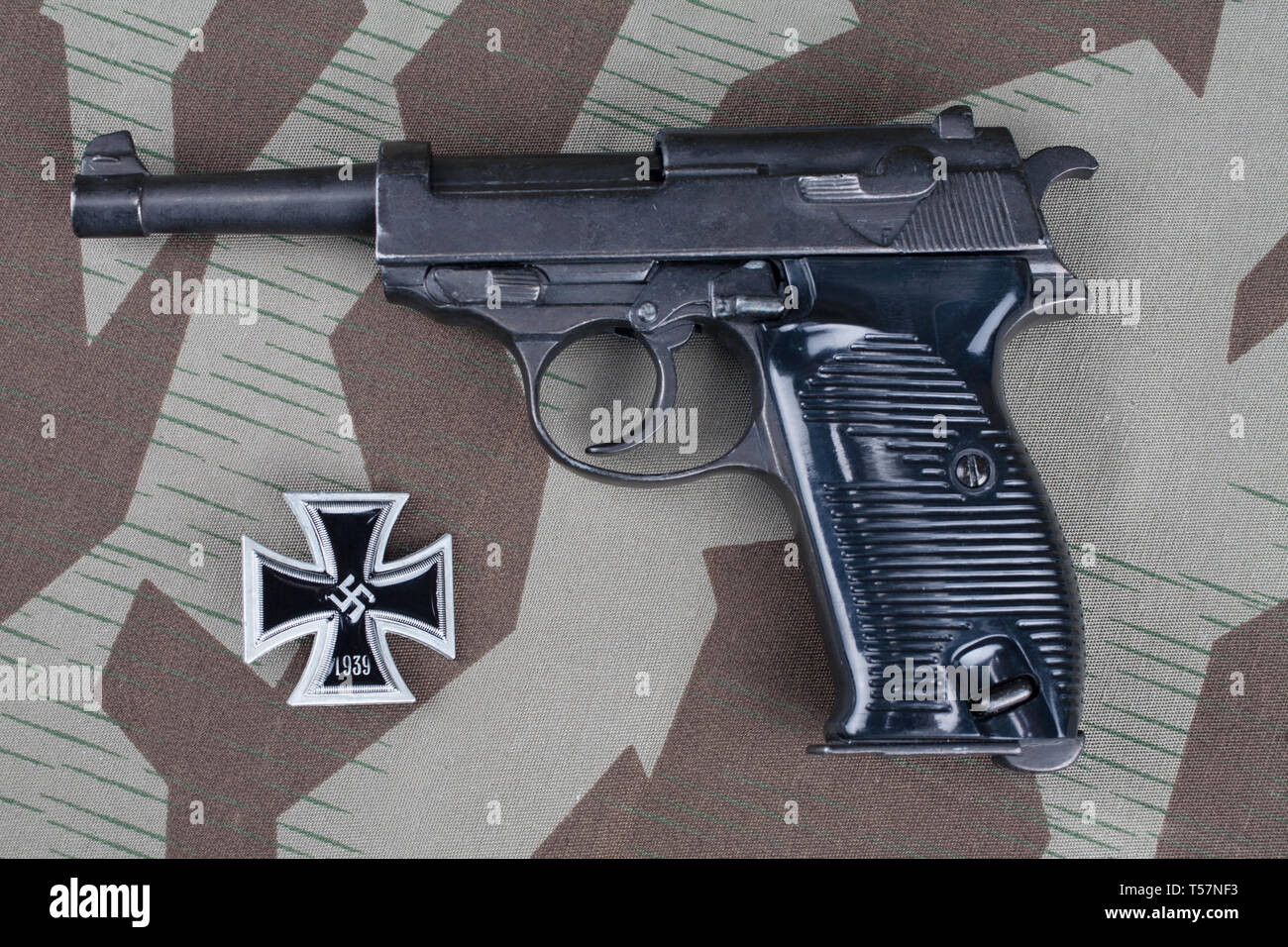 WWII ära Nazi-deutschen Armee 9 mm halbautomatische Pistole mit Iron Cross Award auf getarnte einheitlichen Hintergrund Stockfoto
