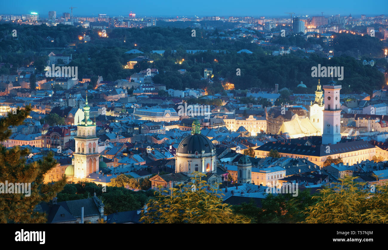 Lvov Skyline am Abend. Malerischer Blick auf dem zentralen Teil der alten Stadt von hohen Castle Hill. Lemberg, Ukraine Stockfoto