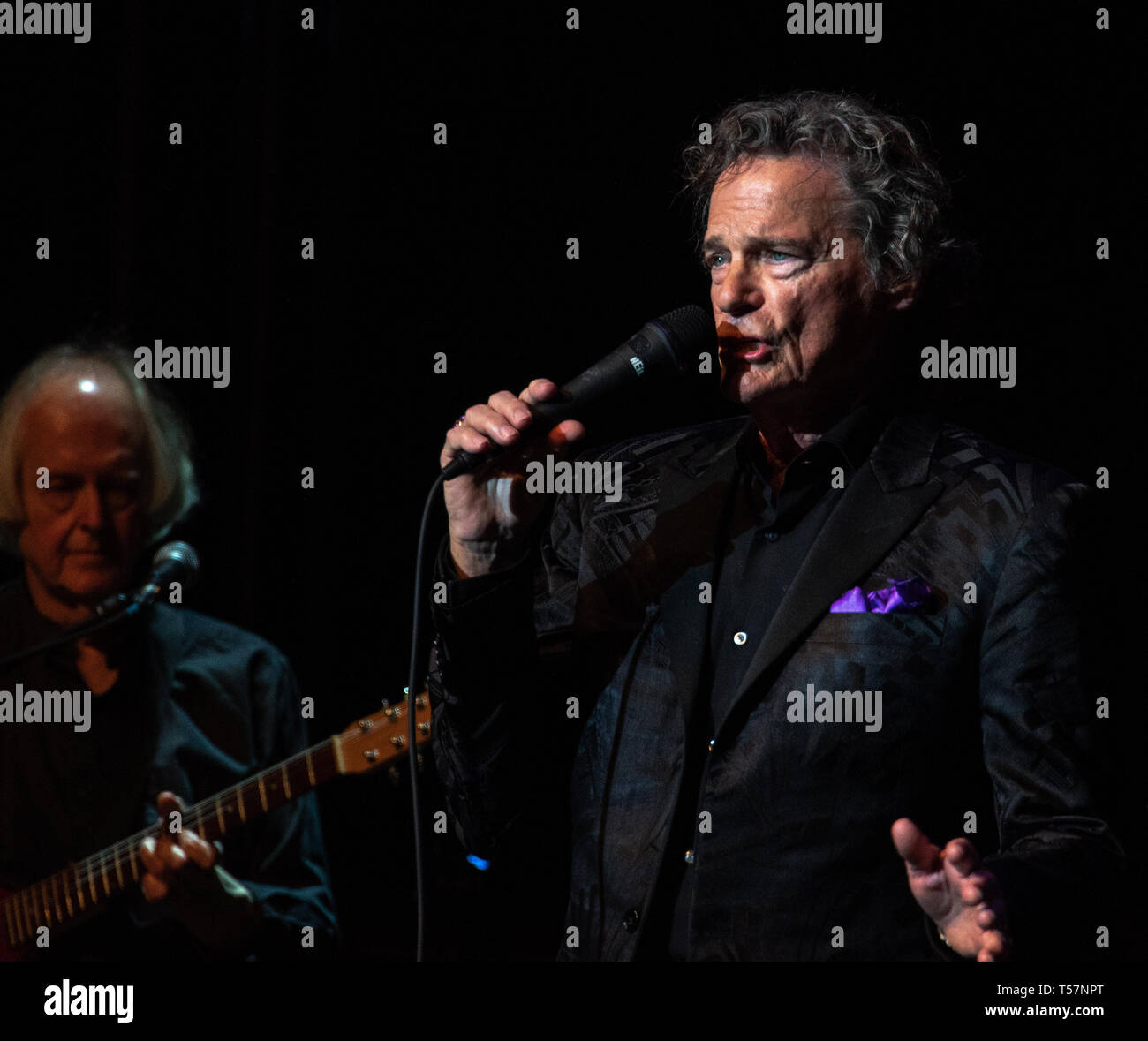 Emporia, Kansas, USA, 20. April 2019 BJ Thomas fünf Grammy Empfänger führt einige seiner Songs, darunter 'legenadry Halten die Regentropfen fallen auf meinem Kopf" und "Irgendwem getan Jemand Falsch" auf der Bühne des historischen Granada Theater. Stockfoto