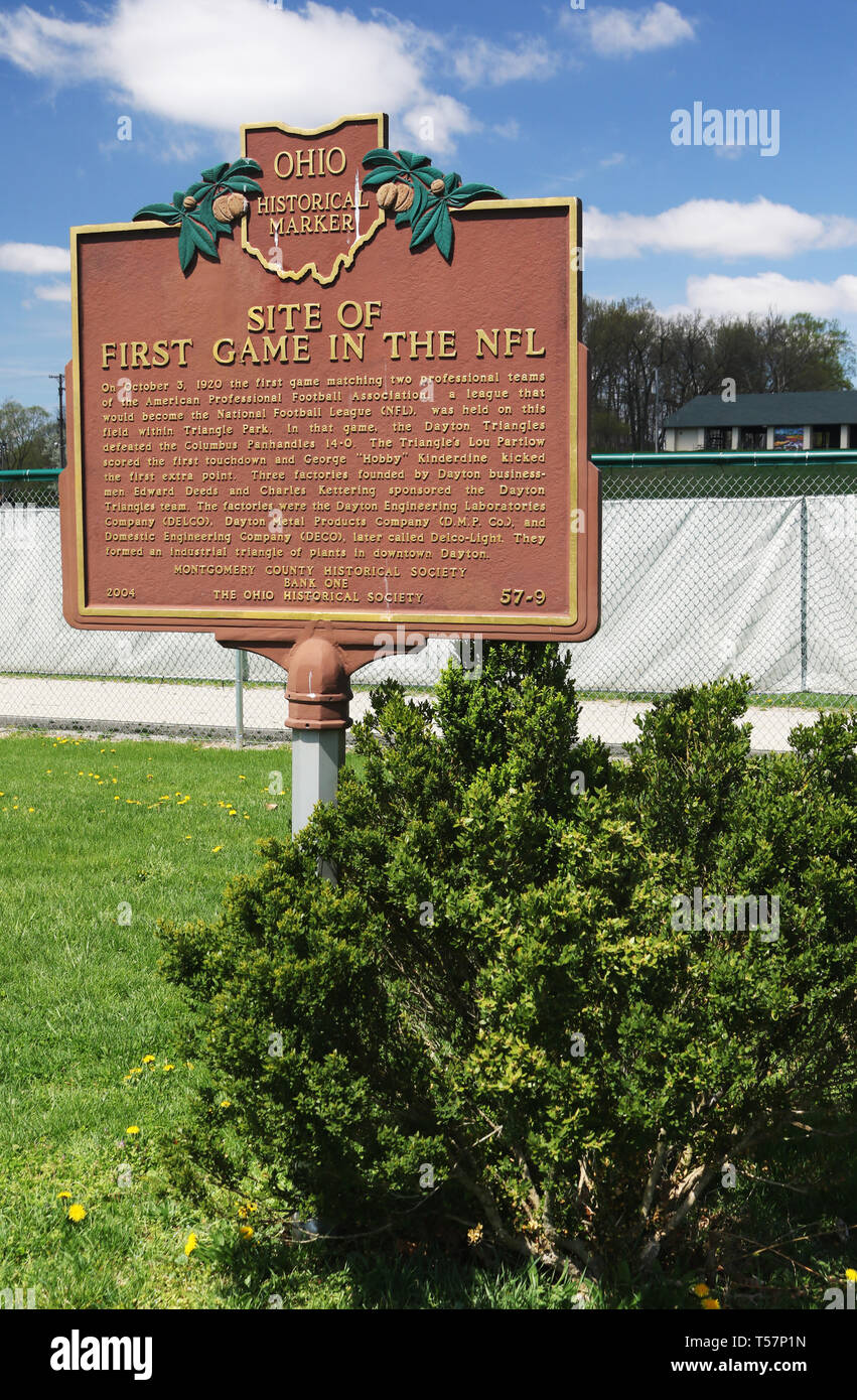 Ohio historische Markierung: Das erste Spiel in der NFL. Der Standort des ersten NFL Football Spiel ist jetzt die Howell Baseballfeld in Triangle Park, Stockfoto