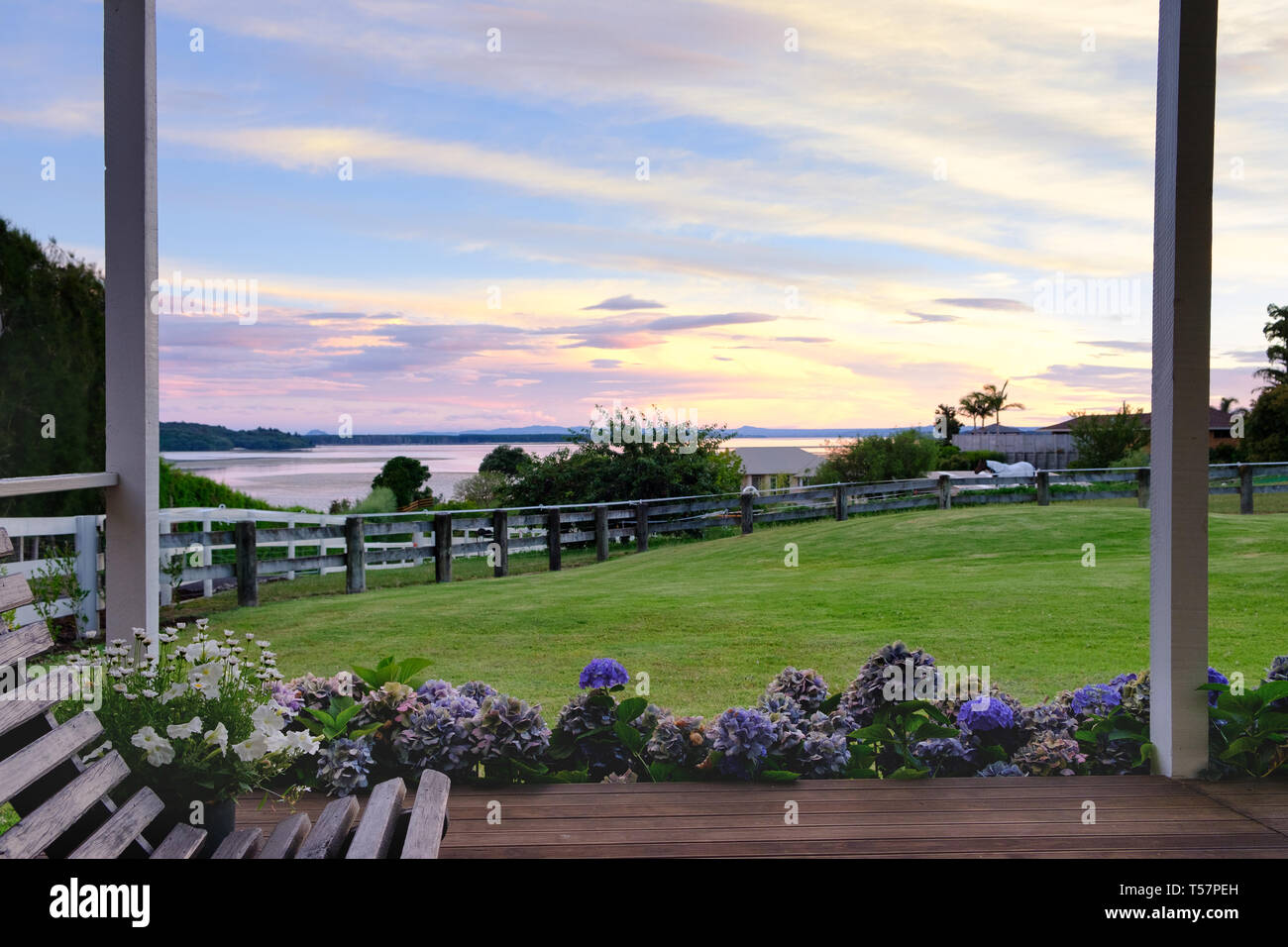 Blick vom Haus Veranda bei Sonnenuntergang, Athenree, Bay of Plenty, North Island, Neuseeland Stockfoto