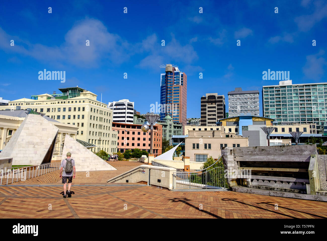 Stadt Meer Brücke (gebaut 1994) eine Fußgängerbrücke und öffentliche Kunstwerke über Jervois Wellington Quay Highway, North Island, Neuseeland Stockfoto