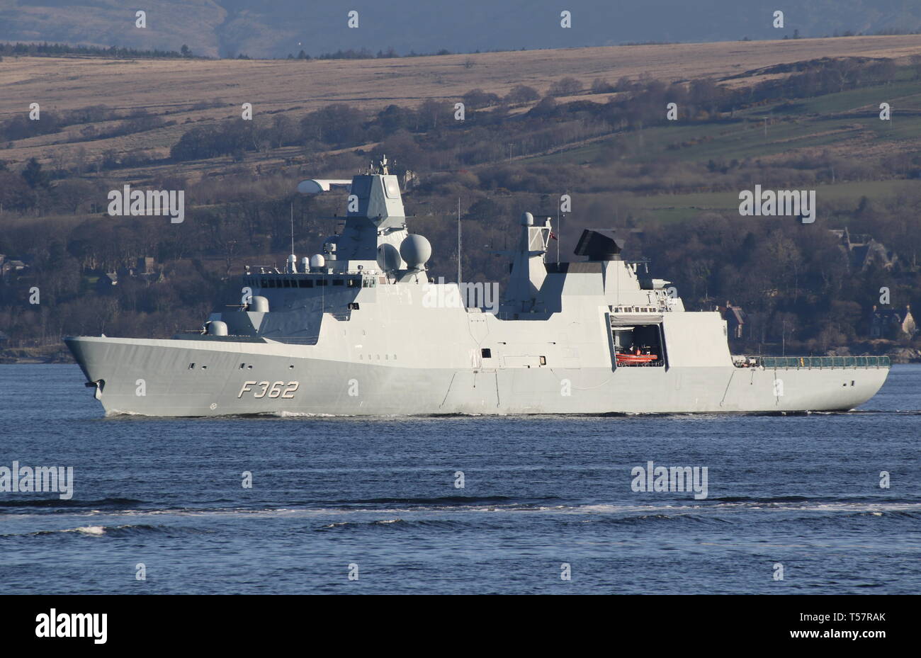 KDM Peter Willemoes (F 362), eine Iver Huitfeldt-Klasse Fregatte vom Royal Danish Navy betrieben, vorbei an Gourock während der Übung gemeinsame Krieger 19-1. Stockfoto