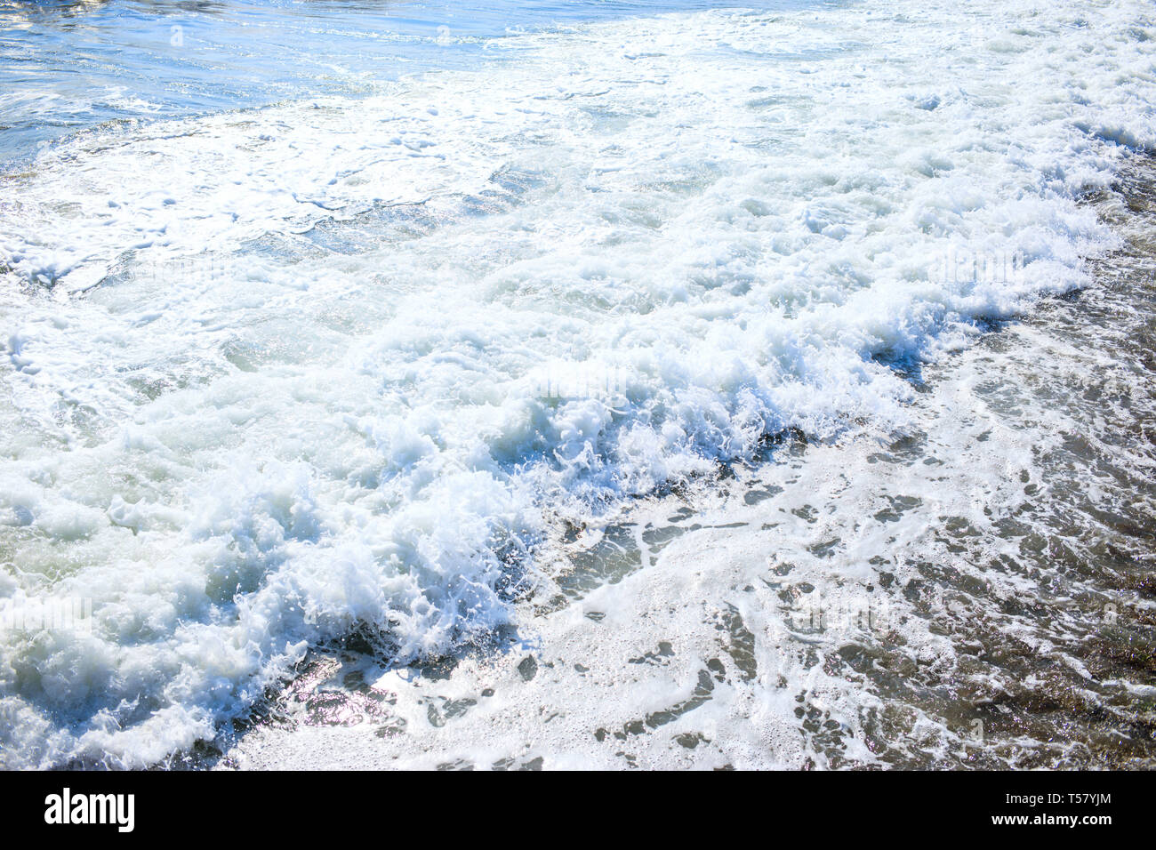 Schöne Aussicht auf das Spritzen blauen Wellen in der Nähe des Strandes. Meer Landschaft. Stockfoto