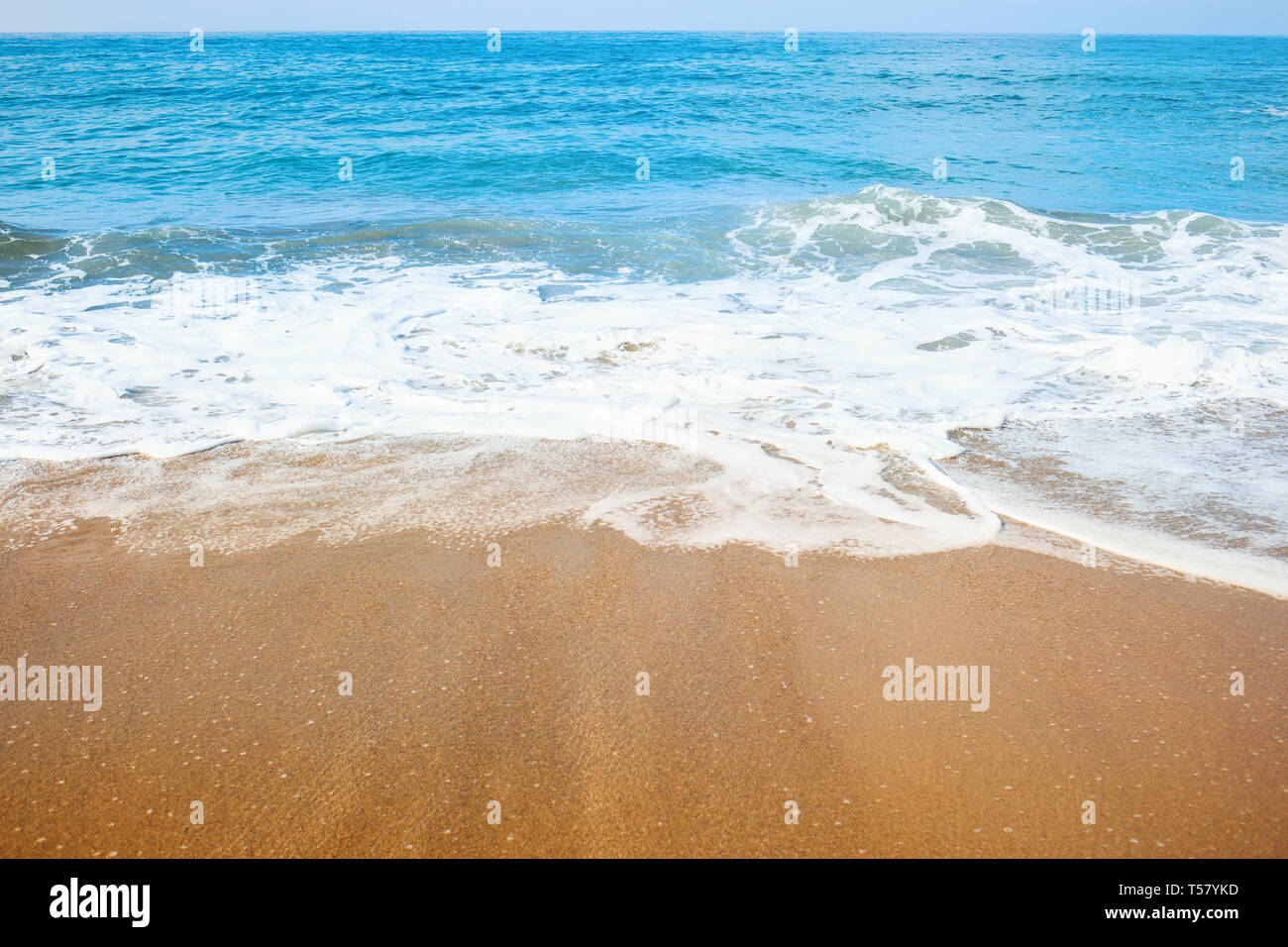 Schönen Sandstrand und soft Blue Ocean Wave mit aber abgesehen davon Schaum. Stockfoto