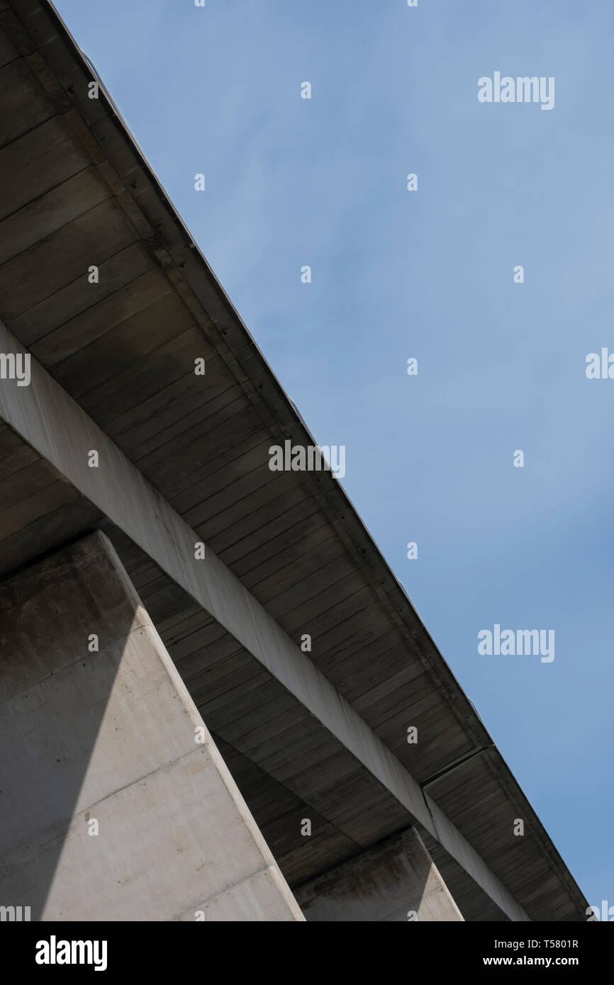 Details von Beton Brücke über einen Fluss, gegen ein strahlend blauer Himmel Stockfoto