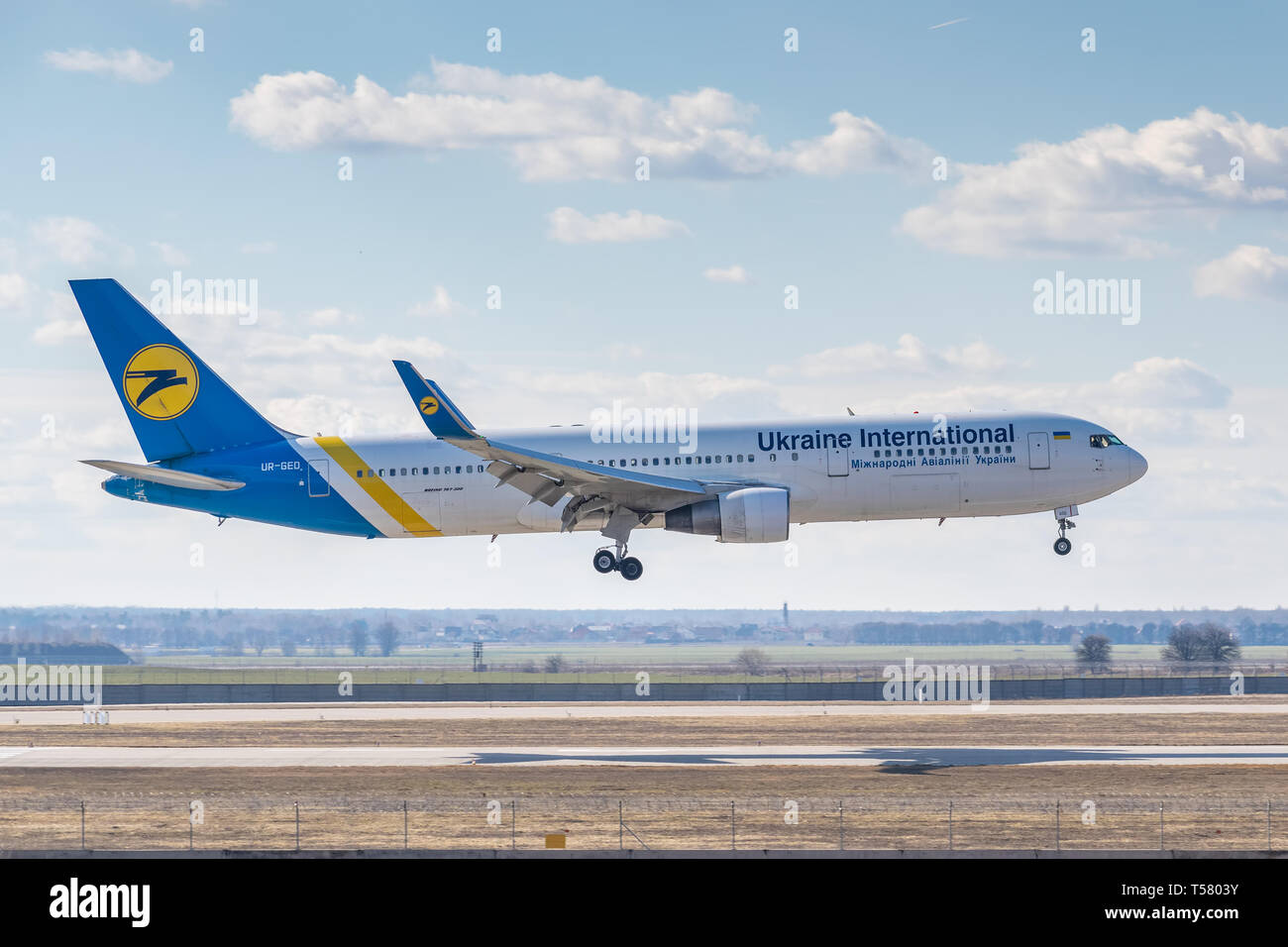 Kiew, Ukraine - 17. März 2019: Ukraine International Airlines Boeing B767 auf kurze letzte Landung auf dem Flughafen Stockfoto