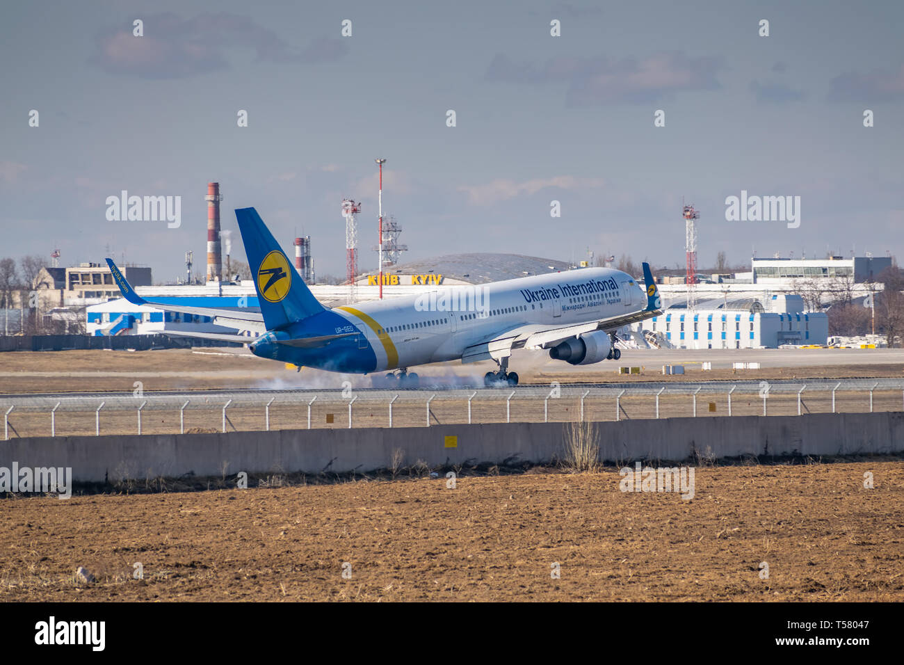 Kiew, Ukraine - 17. März 2019: Ukraine International Airlines Boeing B767 auf kurze letzte Landung auf dem Flughafen Stockfoto