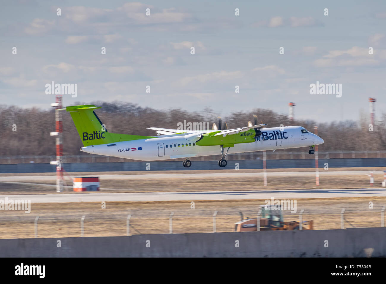 Kiew, Ukraine - März 17, 2019: Air Baltic De Havilland Canada DHC -8-400 rollt zur Startbahn auf dem Flughafen Stockfoto