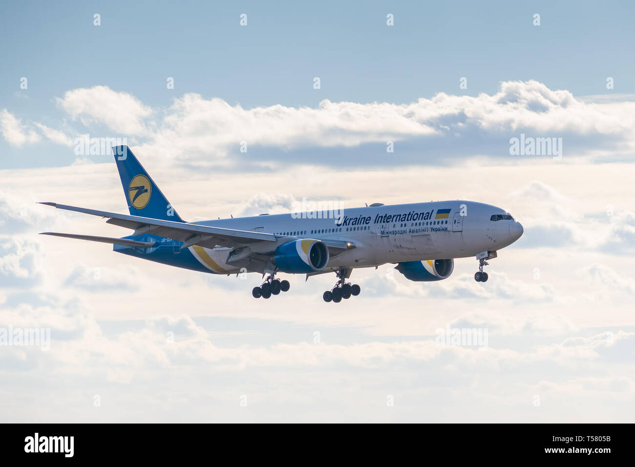 Kiew, Ukraine - 17. März 2019: Ukraine International Airlines Boeing B777 auf kurze letzte Landung auf dem Flughafen Stockfoto