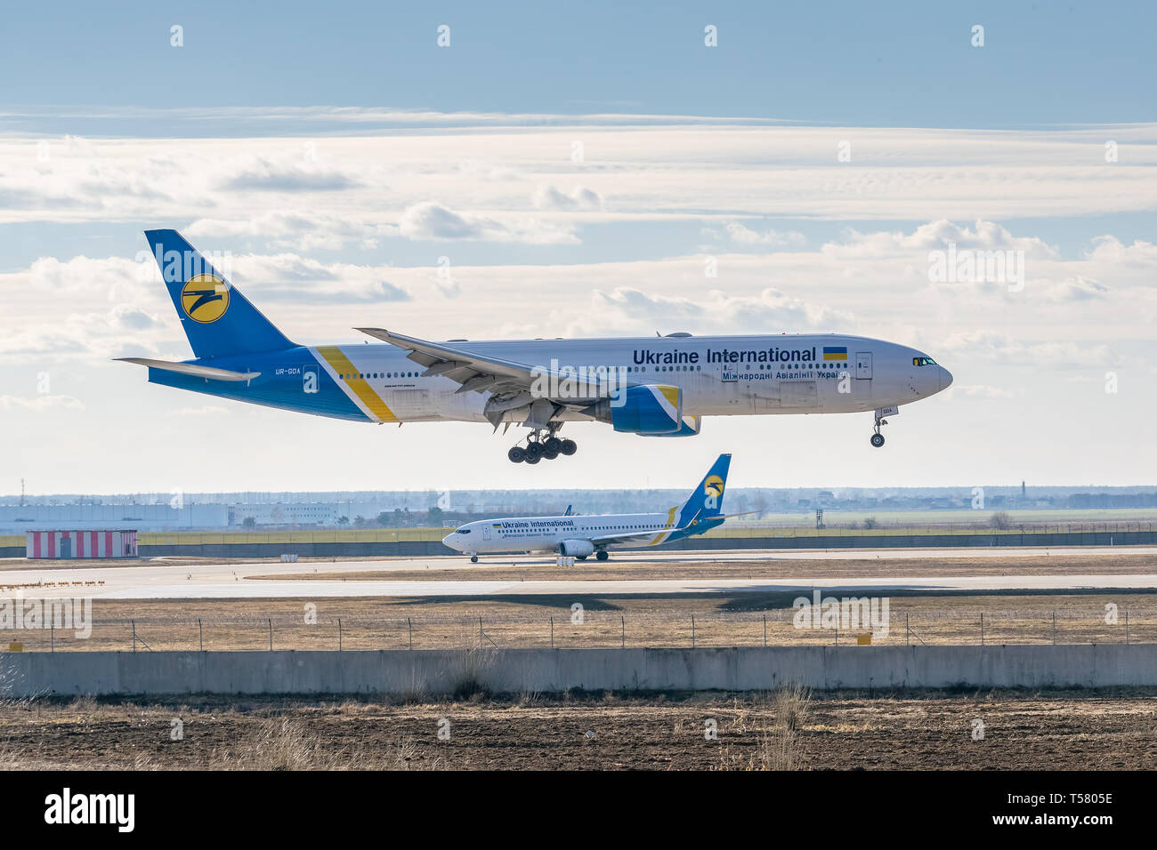 Kiew, Ukraine - 17. März 2019: Ukraine International Airlines Boeing B777 auf kurze letzte Landung auf dem Flughafen Stockfoto