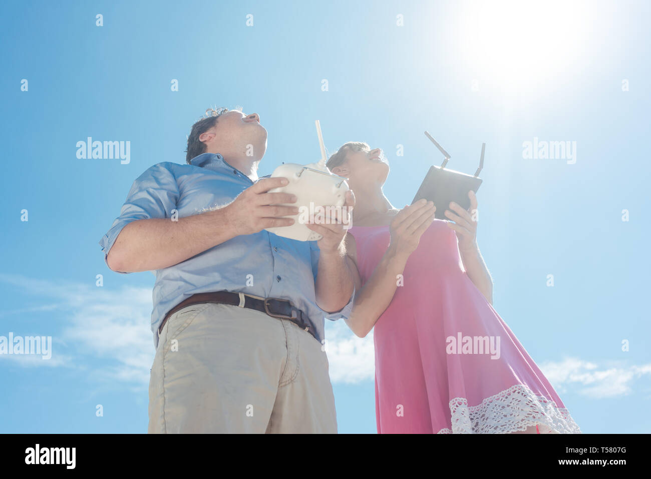 Frau und Mann eine Drohne für ein Fotoshooting Stockfoto