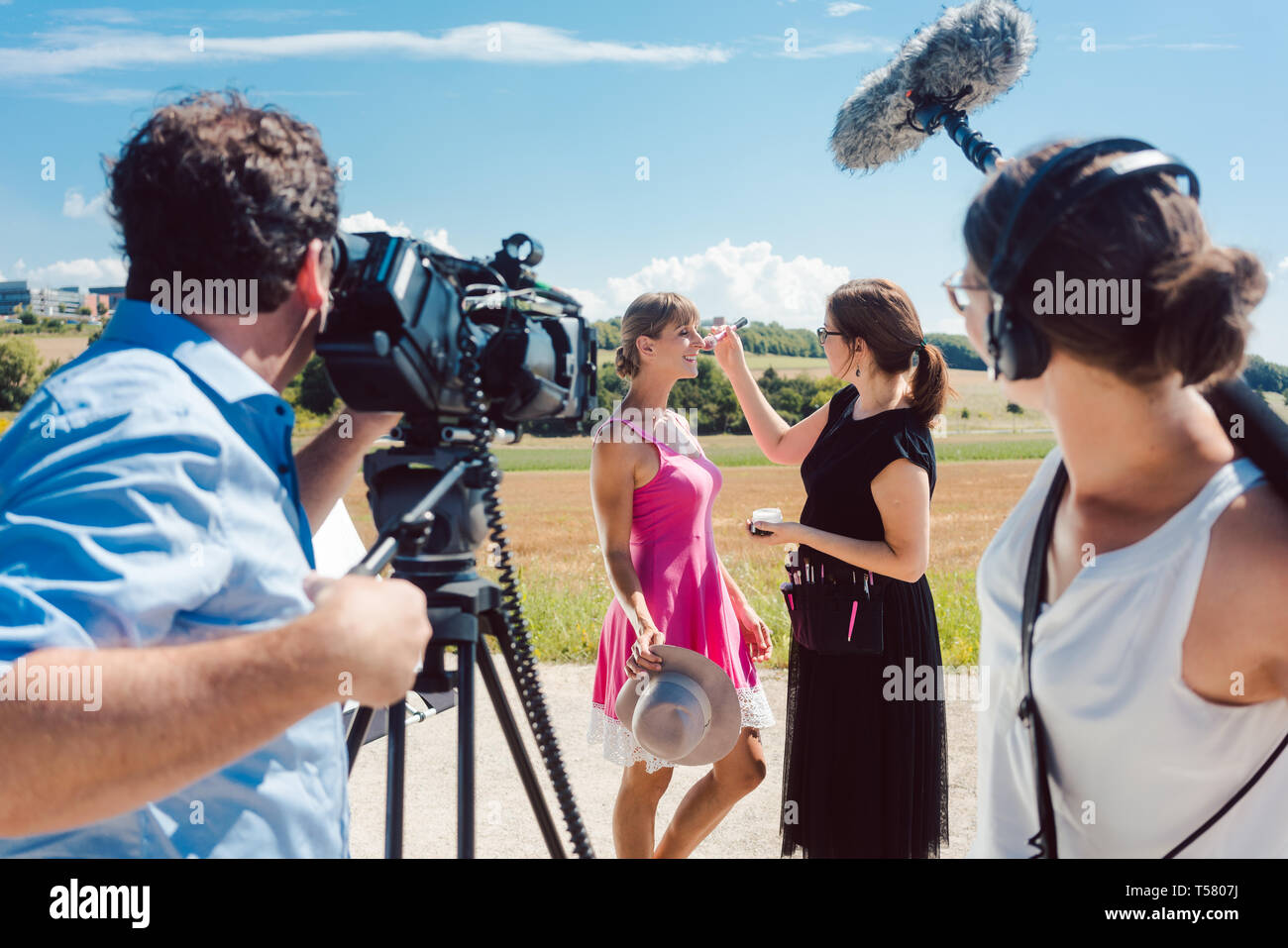 Video aufnehmen mit Besatzung, Make up Artist, und Modell Stockfoto