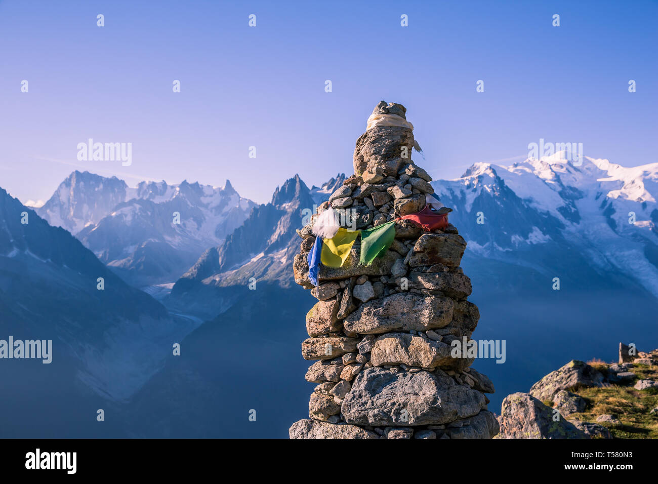 Höhe Cairn und die tibetische Flagge vor der berühmten Mont-Blanc schneebedeckten Gipfel und Gletscher Stockfoto