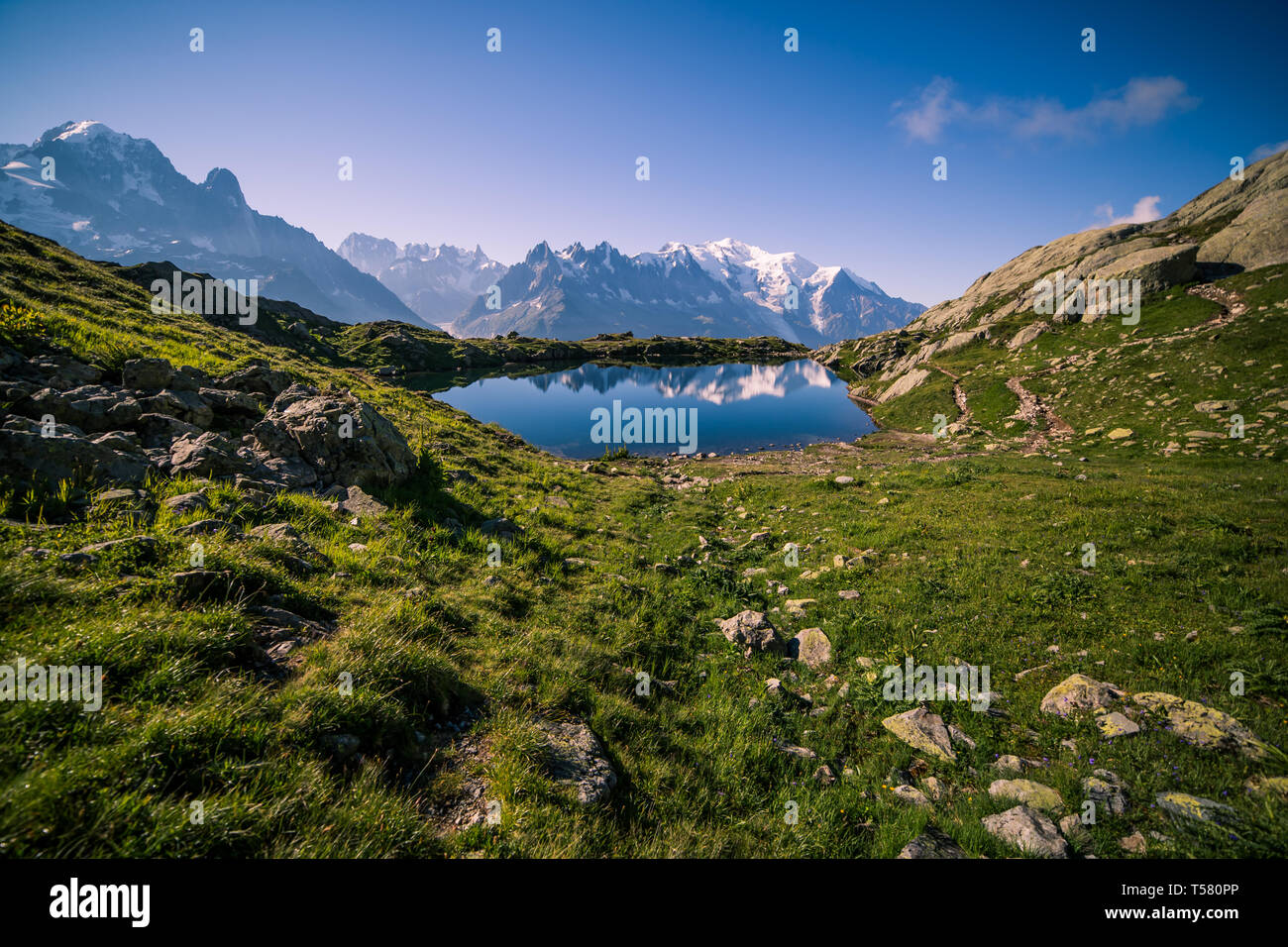 Mountain Lake (Lac de Chéserys) Reflektierende Iconic Mont-Blanc schneebedeckten Gipfeln an einem sonnigen Tag Stockfoto