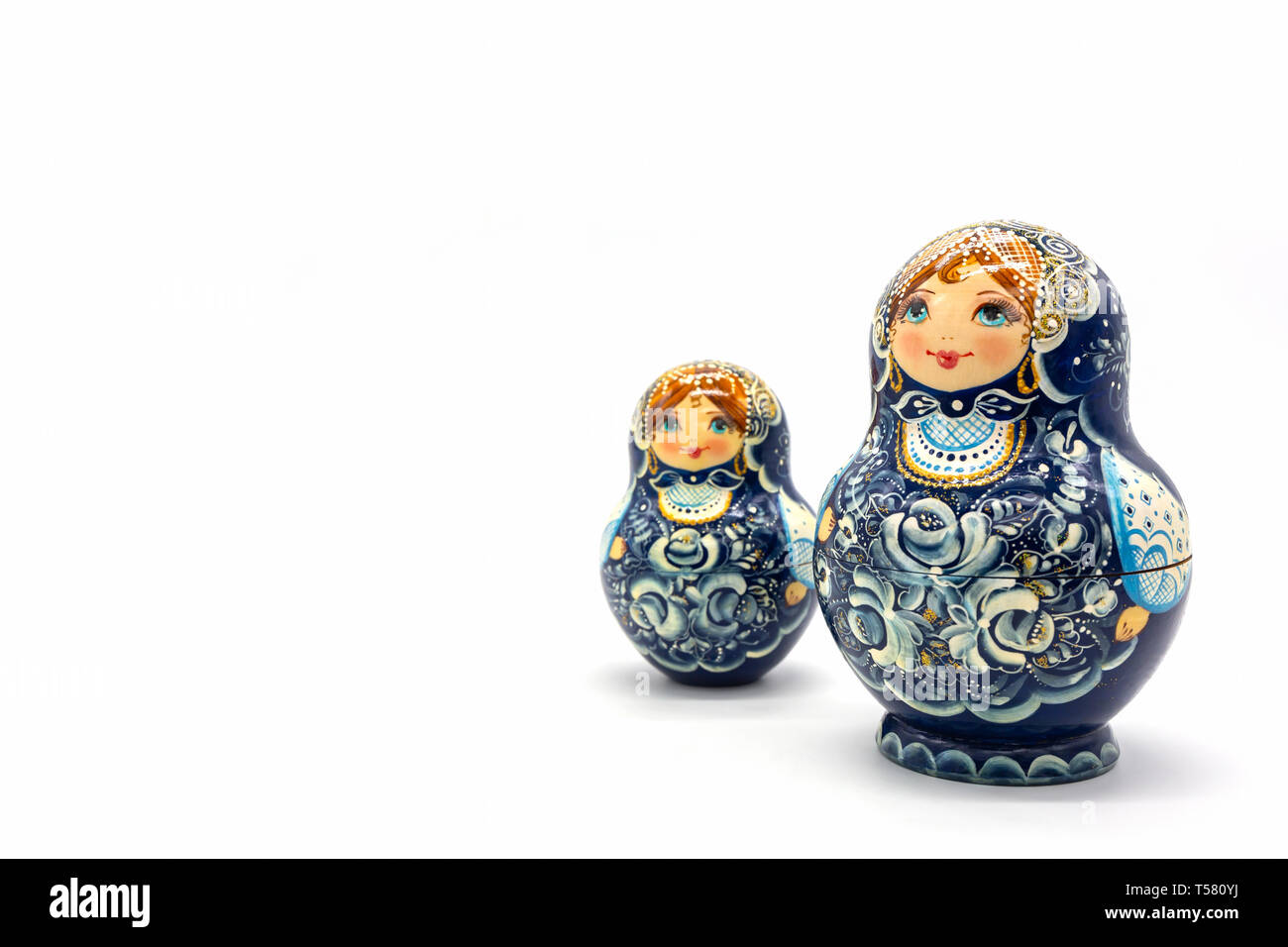 Matrjoschka Puppen isoliert auf einem weißen Hintergrund. Russische Holzpuppe Souvenir. Russische Verschachtelung Puppen, Stapeln Puppen. Stockfoto