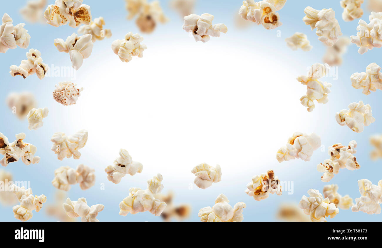 Popcorn Rahmen, fliegende Popcorn auf weißem Hintergrund mit Kopie Raum isoliert, movie poster Konzept Stockfoto