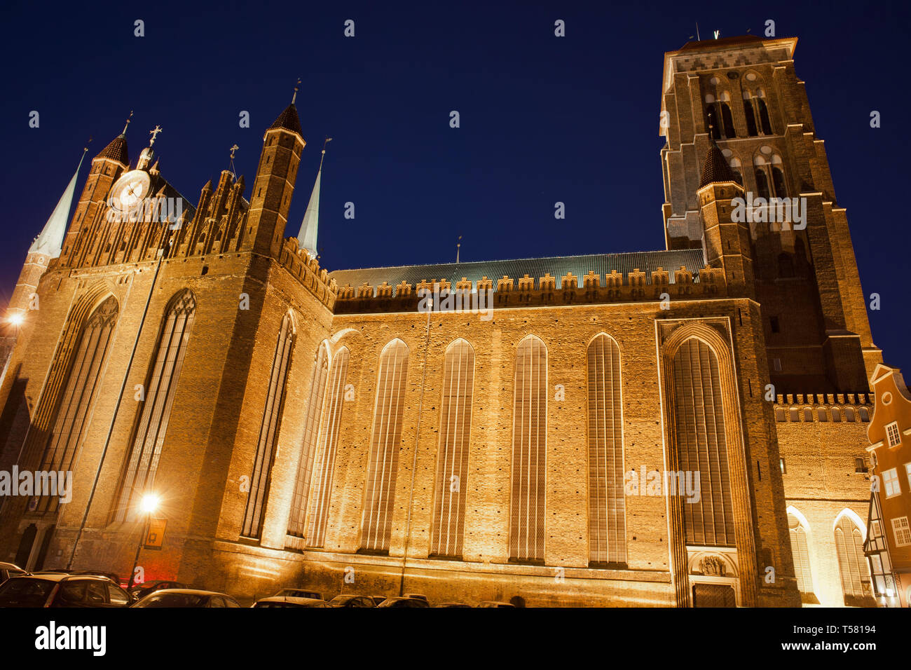 St. Maria Kirche bei Nacht in Danzig, Polen, Basilika der Himmelfahrt der Jungfrau Maria, der gotischen Architektur, Wahrzeichen der Stadt zwischen 134 gebaut Stockfoto