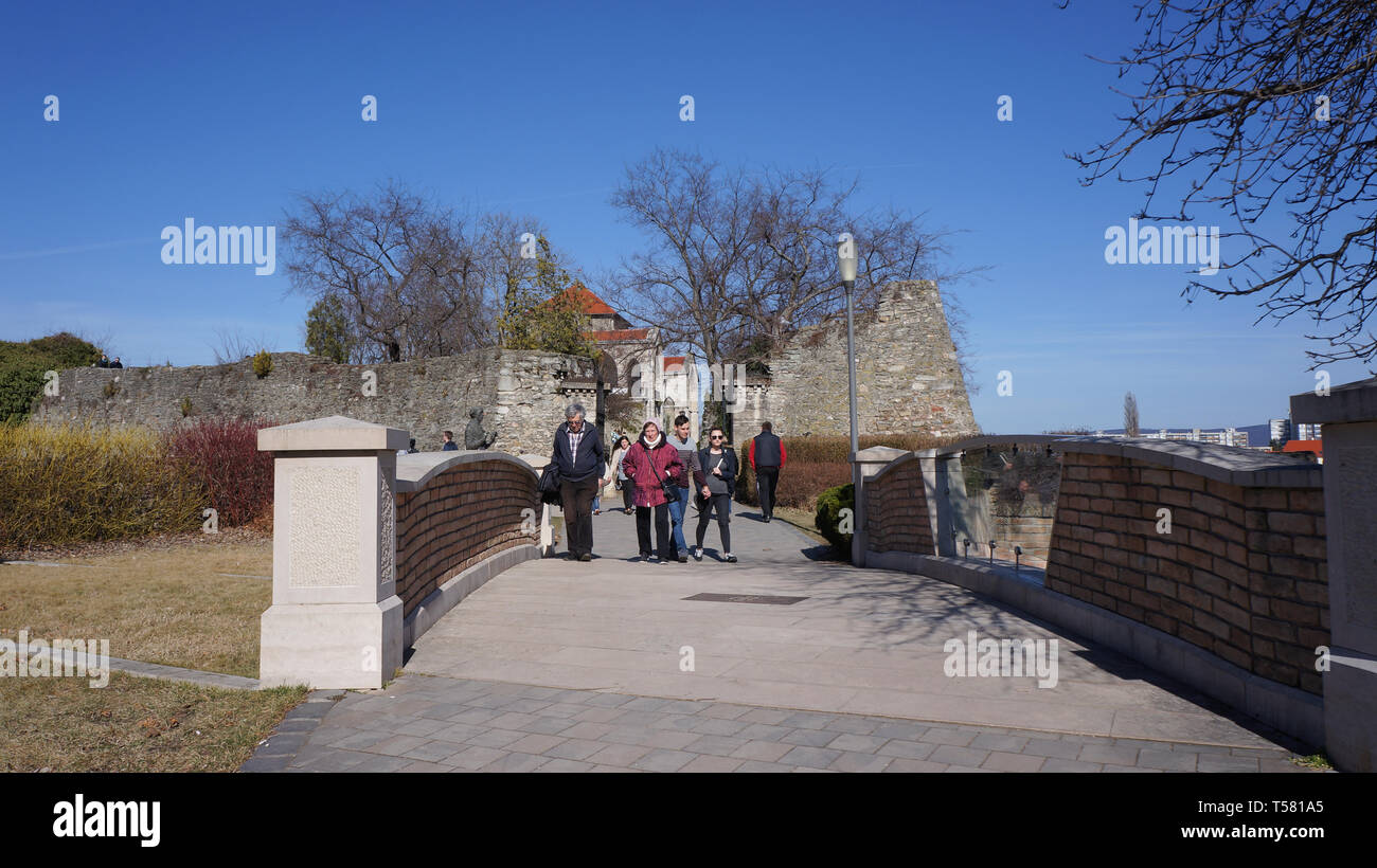 Tata Ungarn 03 04 2017 Touristen über die kleine Brücke neben Tata Schloss Stockfoto