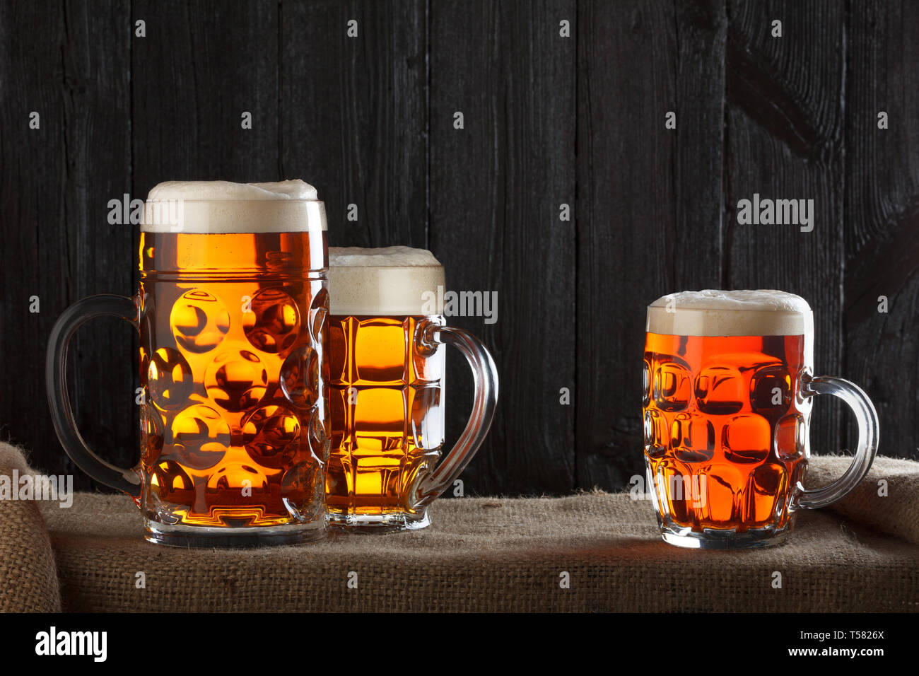 Biergläser auf Tabelle mit Leinwand Tuch, dunklen Hintergrund Stockfoto