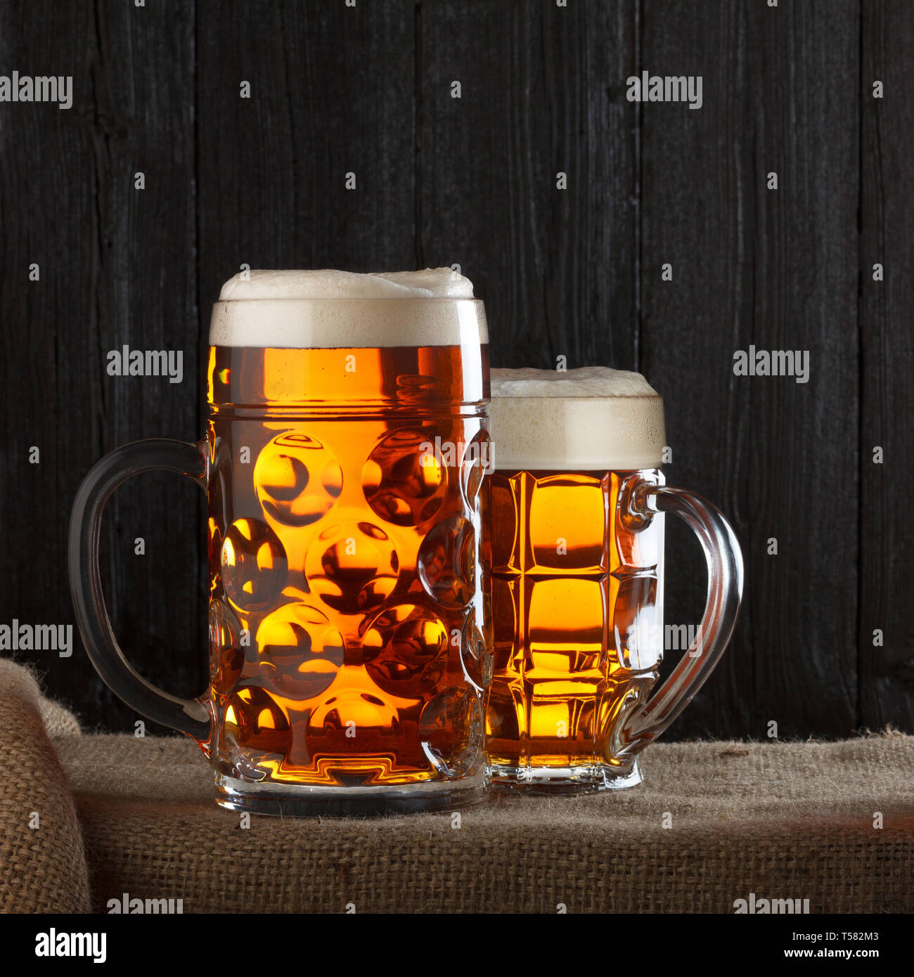 Biergläser auf Tabelle mit Leinwand Tuch, dunklen Hintergrund Stockfoto