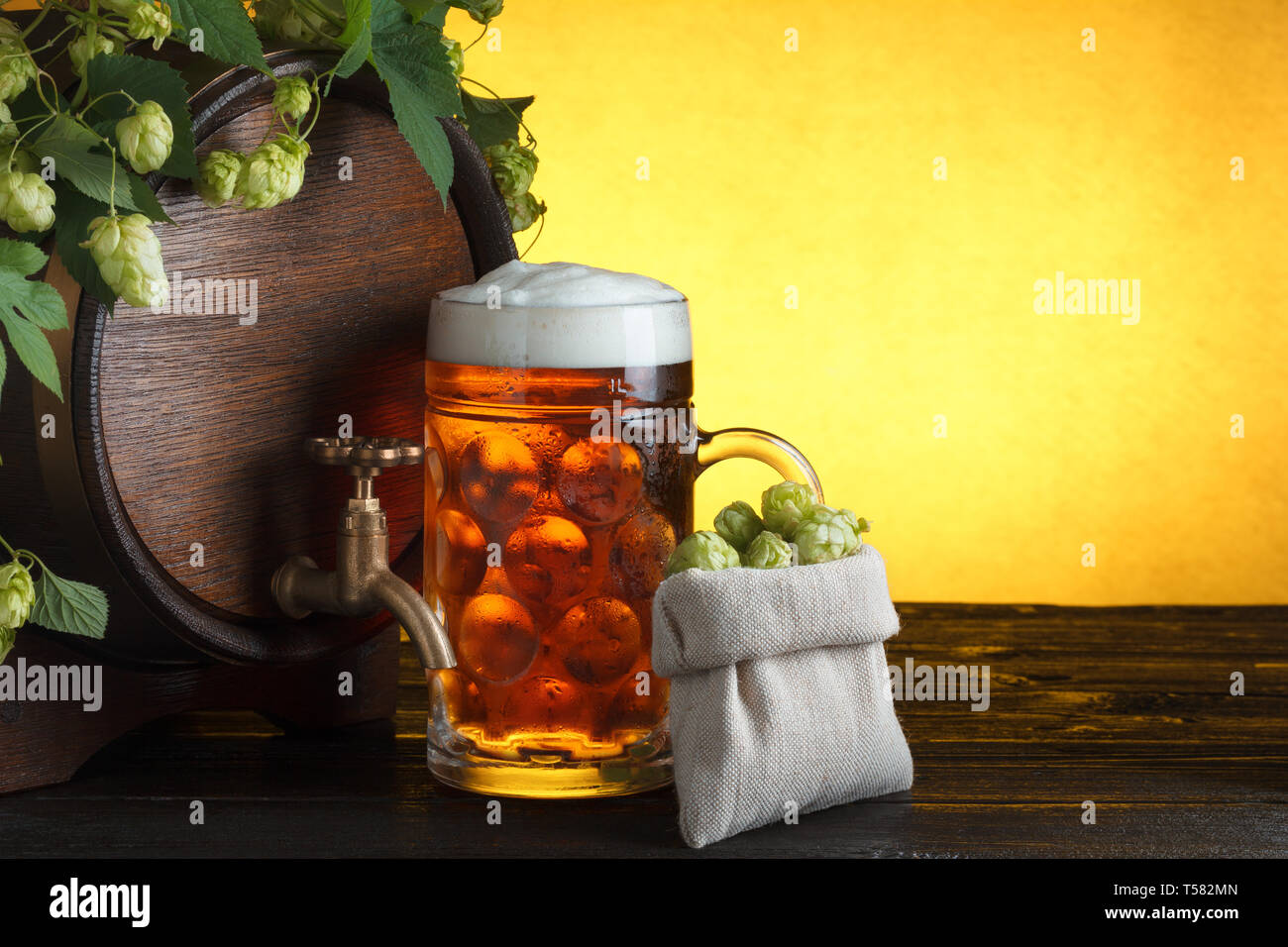 Barrel Bier mit frischem Hopfen und Bier am Tisch noch Leben Stockfoto