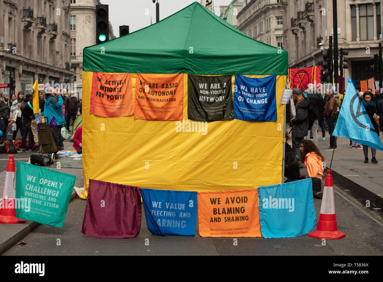 Bunte Zelt-Slogans Extinction Rebellion Straßensperre Straßenbesetzung Protest London, Großbritannien. Nahaufnahme scharfer Fokus historische Umweltmaßnahmen. Stockfoto