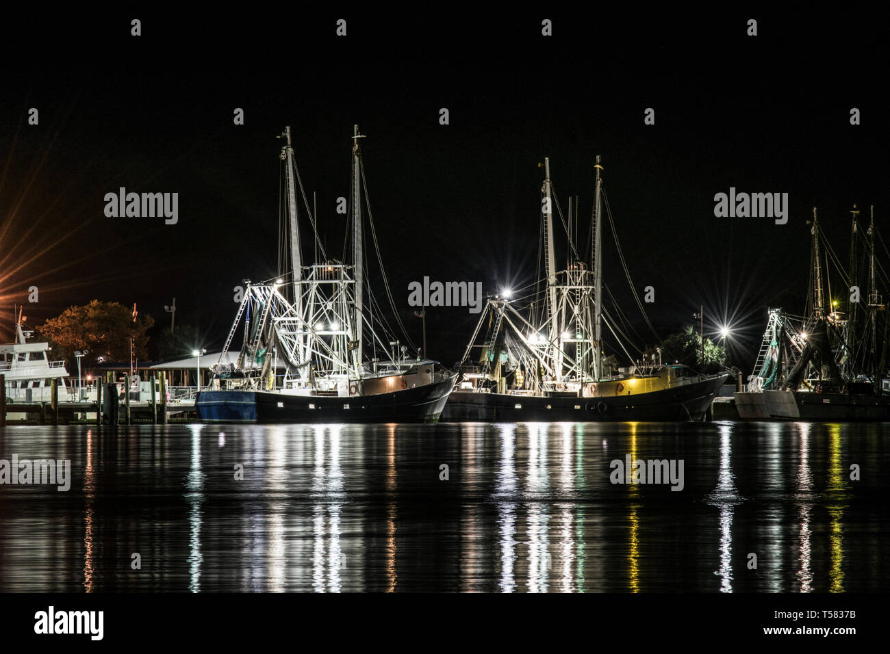 Fischerboote am Hafen in der Nacht. Stockfoto