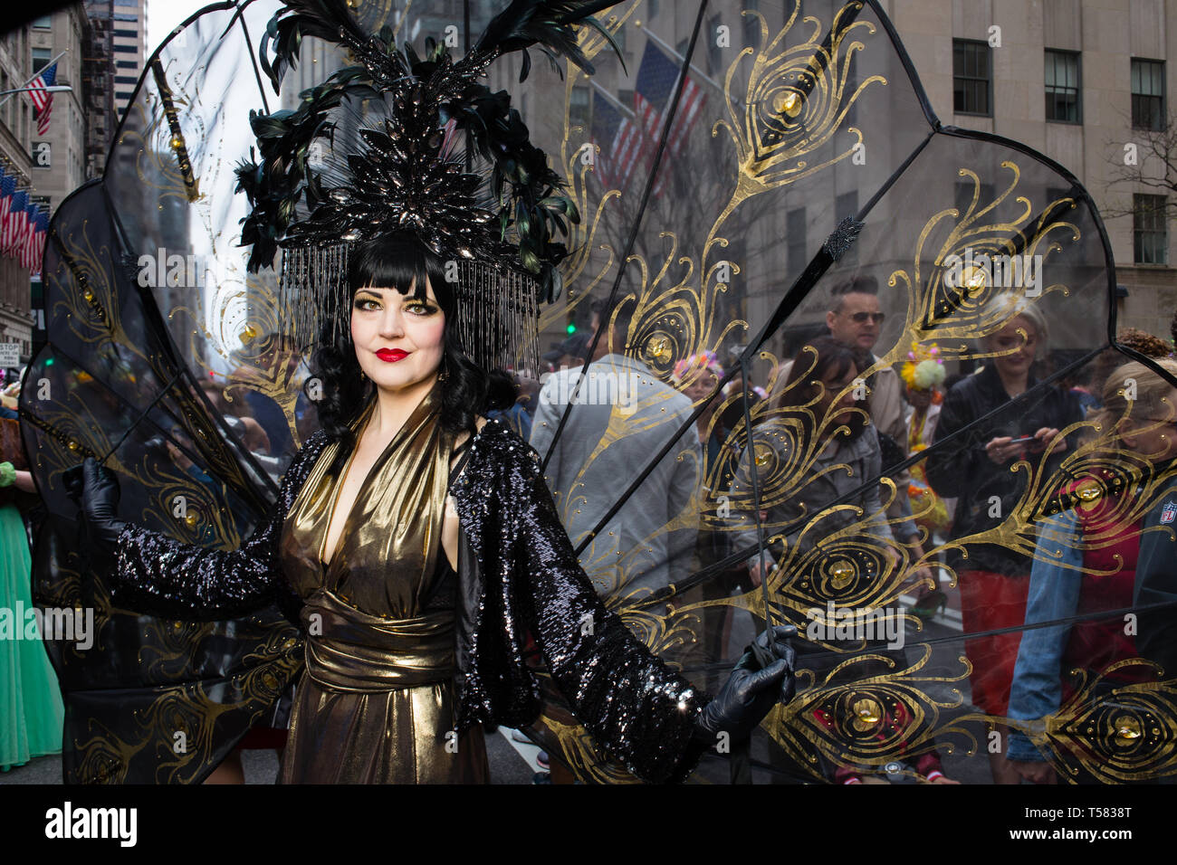 New York, NY - 21. April 2019. Eine Frau mit einem schwarzen Kopftuch und hauchdünnen Flügel am Ostern Mütze Parade und Festival auf der New Yorker Fifth Avenue. Stockfoto