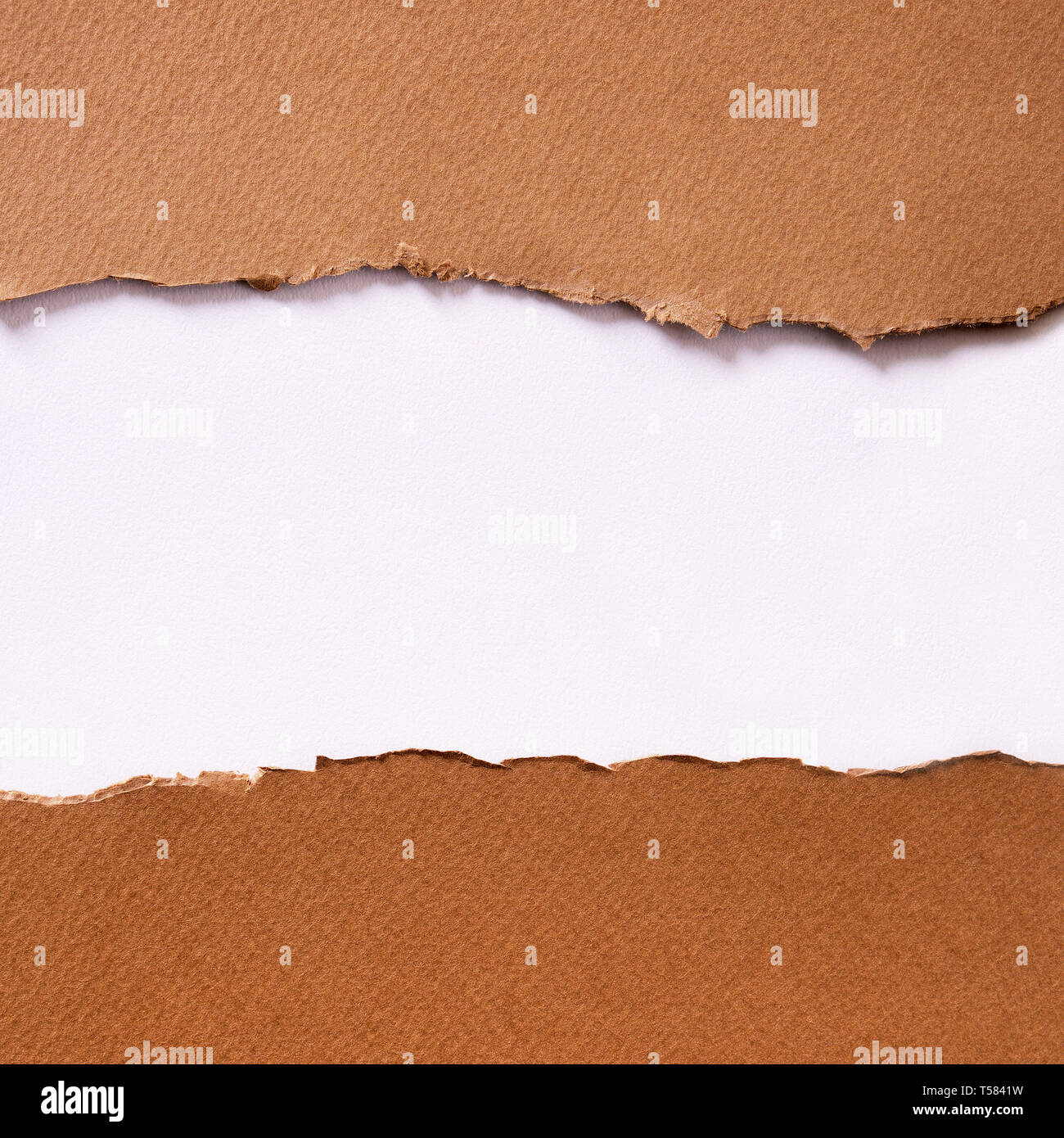 Zerrissen braune Streifen Papier Überschrift Hintergrund Rahmen senkrecht Oberkante Stockfoto
