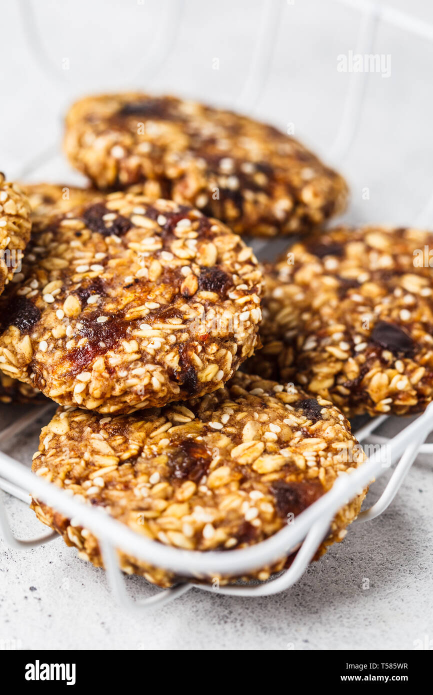 Vegan oat Cookies mit Sesam. Gesunde vegetarische Essen Konzept. Stockfoto