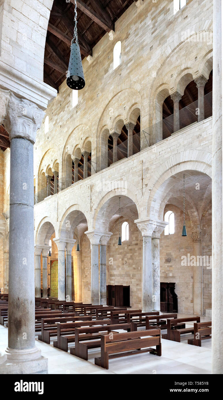 Trani Apulien/Italien - 2014/08/24: Innenansicht der Kathedrale von St. Nikolaus der Pilger - Kathedrale San Nicola Pellegrino - An der Piazza Duomo Stockfoto