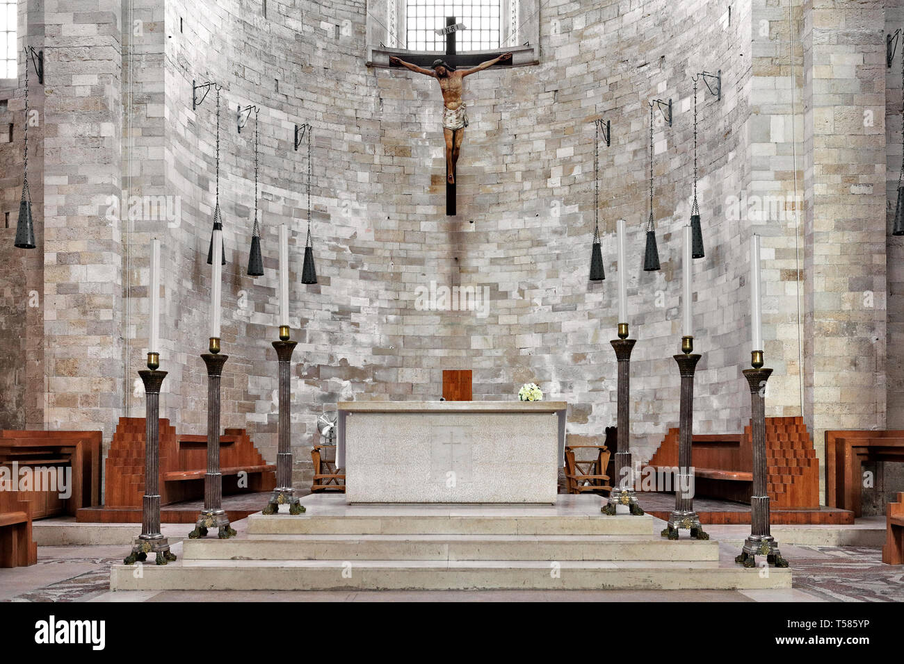 Trani Apulien/Italien - 2014/08/24: Innenansicht der Kathedrale von St. Nikolaus der Pilger - Kathedrale San Nicola Pellegrino - An der Piazza Duomo Stockfoto