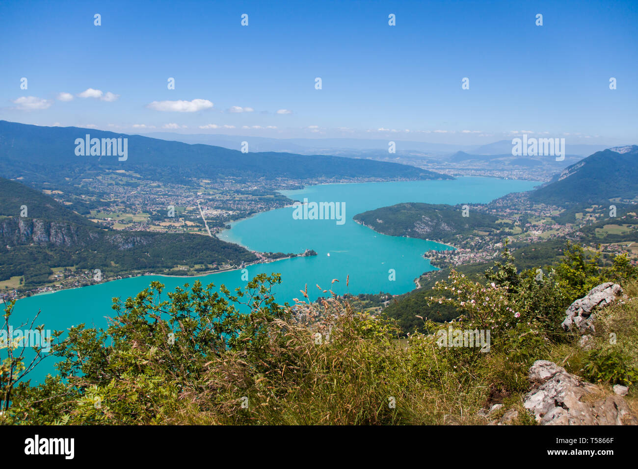 Höhe Panorama über See von Annecy und Französische Haute Savoie Tal an einem sonnigen Sommertag Stockfoto
