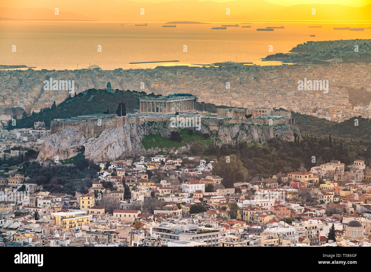 Sonnenuntergang Blick auf Athen und die Akropolis mit dem Parthenon in Athen, Griechenland. Stockfoto