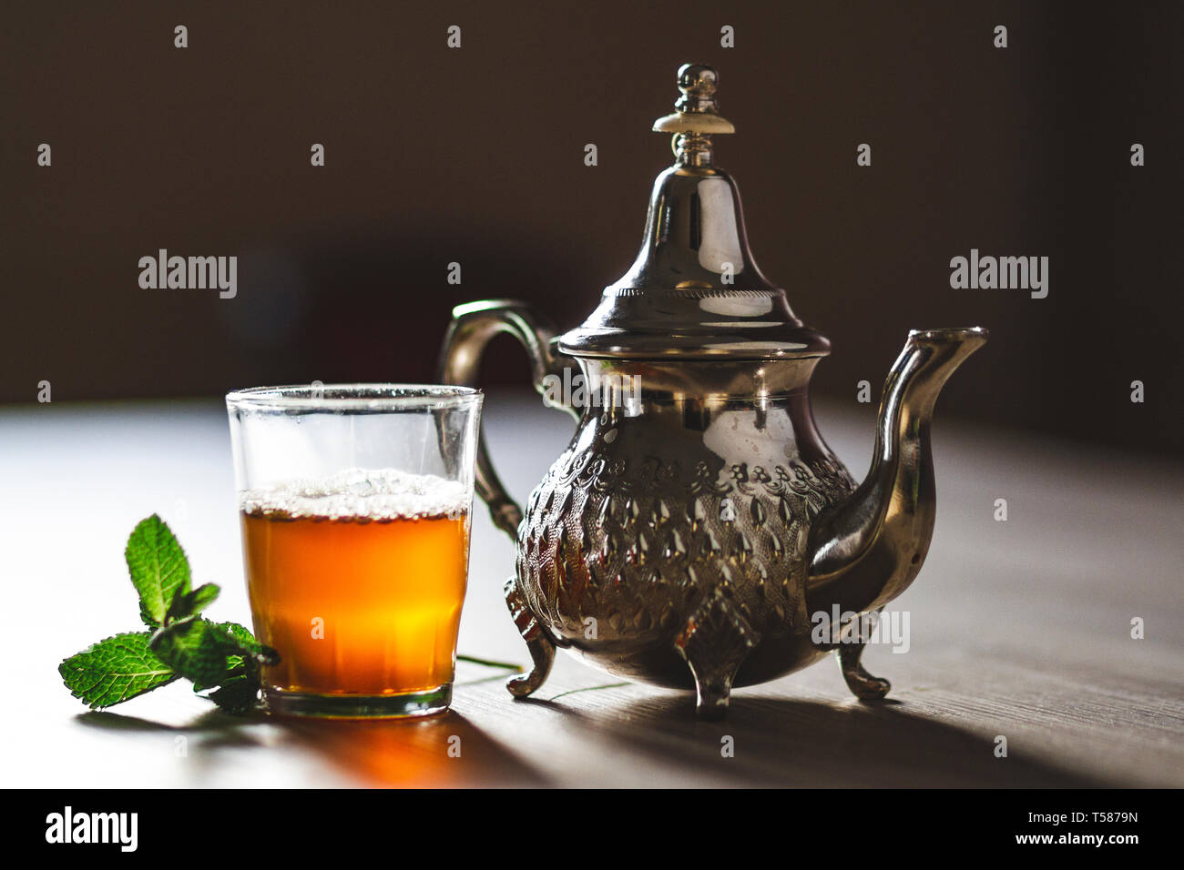 Nahaufnahme der marokkanische traditionelle Teekanne und Glas Becher Kaffee-marokkanischen Tee Stockfoto