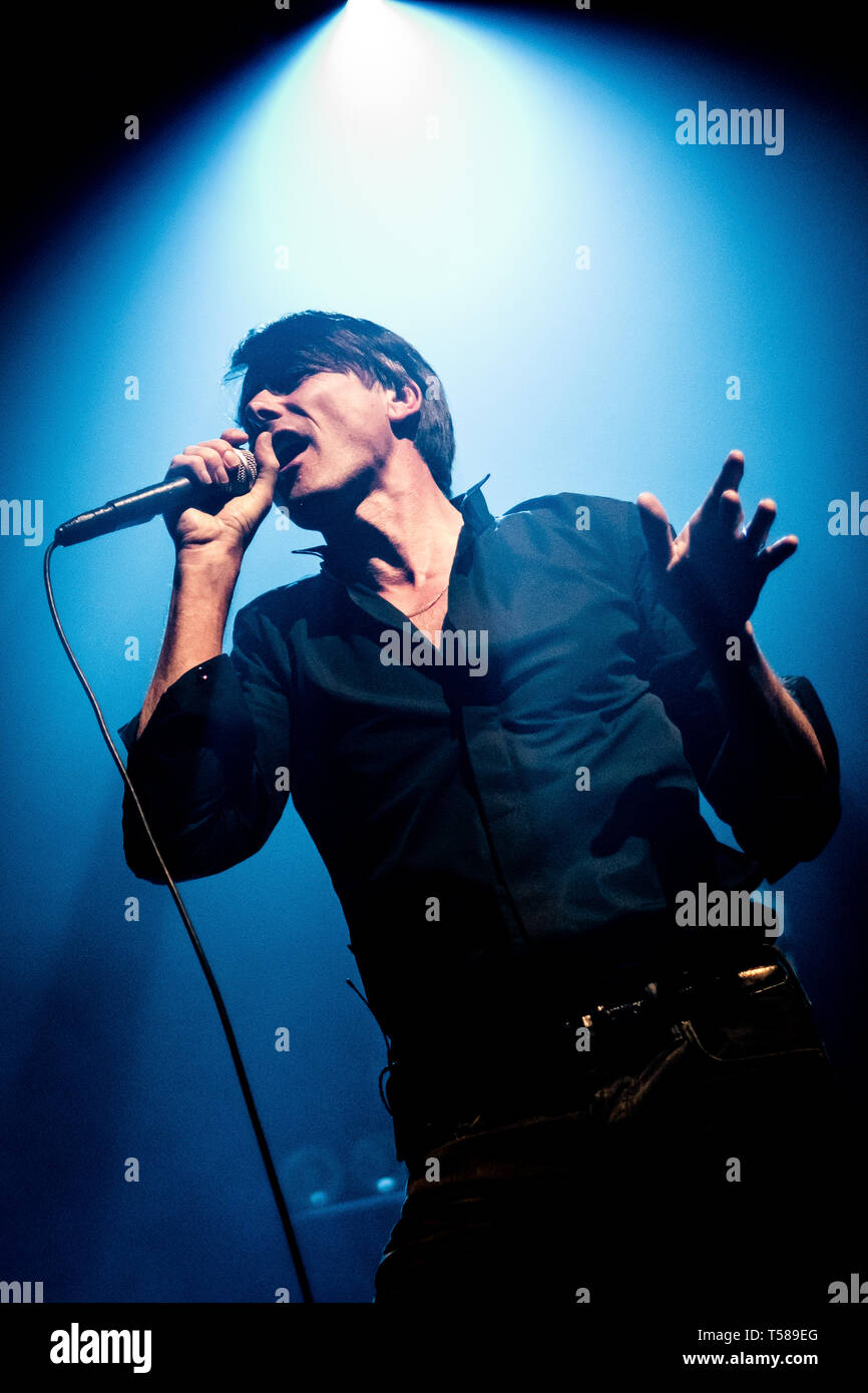 Brett Anderson von Wildleder führt auf der Bühne in der O2 Academy, Newcastle am 15. April 2019, die Eröffnung ihrer 2019 UK Tour. Stockfoto