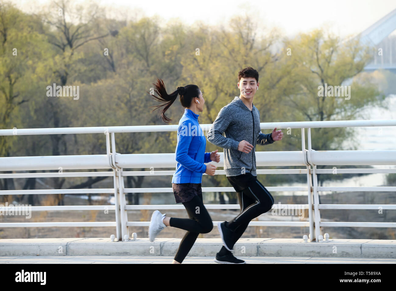 Junge Paare im Freien joggen Stockfoto