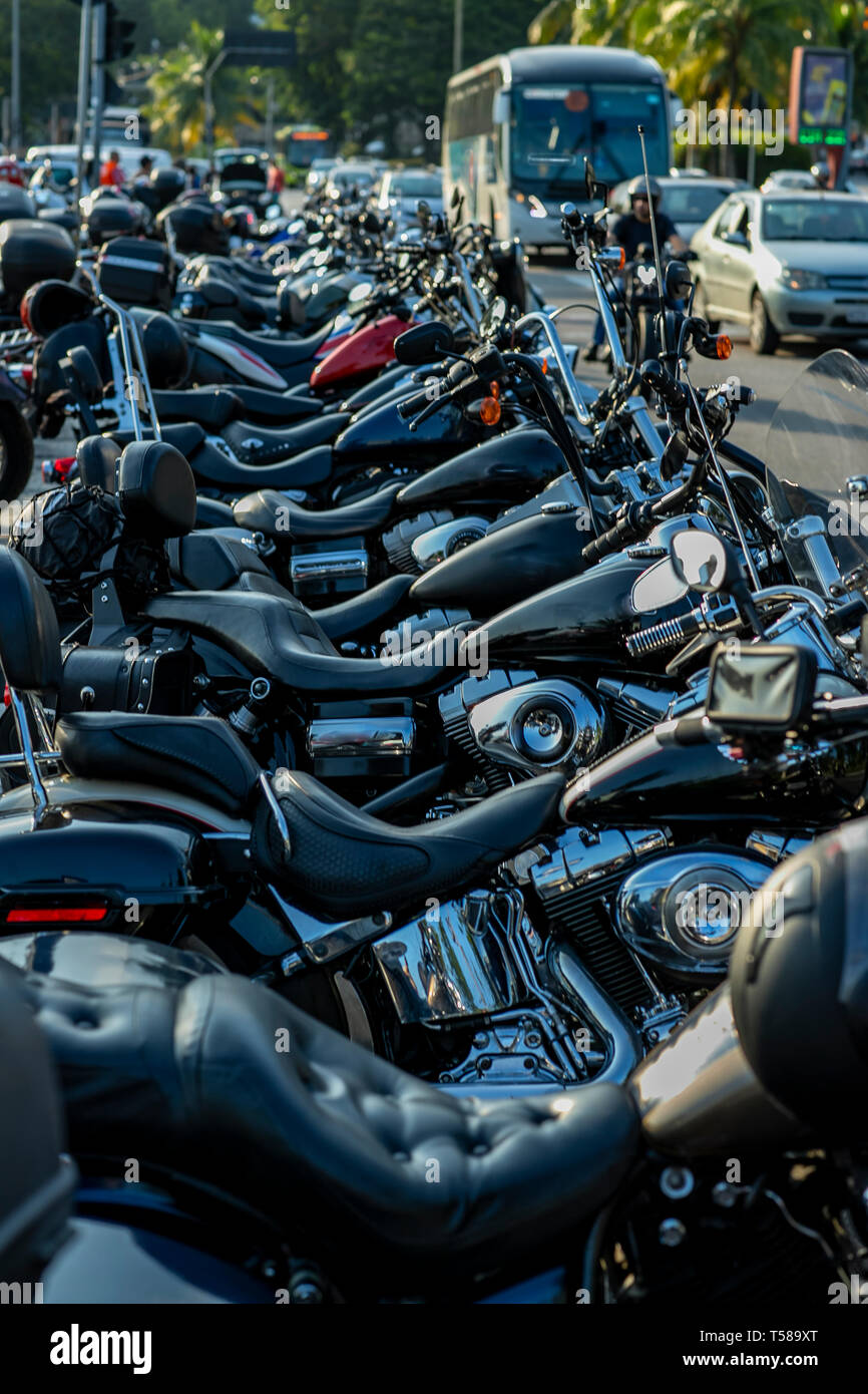 Leistungsstarke und schöne Motorräder. Motorräder und Zubehör in ein modernes Motorrad Custom Stores. Biker Material. Stockfoto