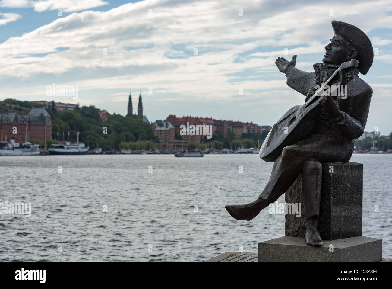 Willy Gordon's Statue von Evert Taubes der schwedische Sänger, Songwriter und Lautenspieler in Riddar Holmen, mit Blick auf den Riddarfjärd und Södermalm Stockfoto