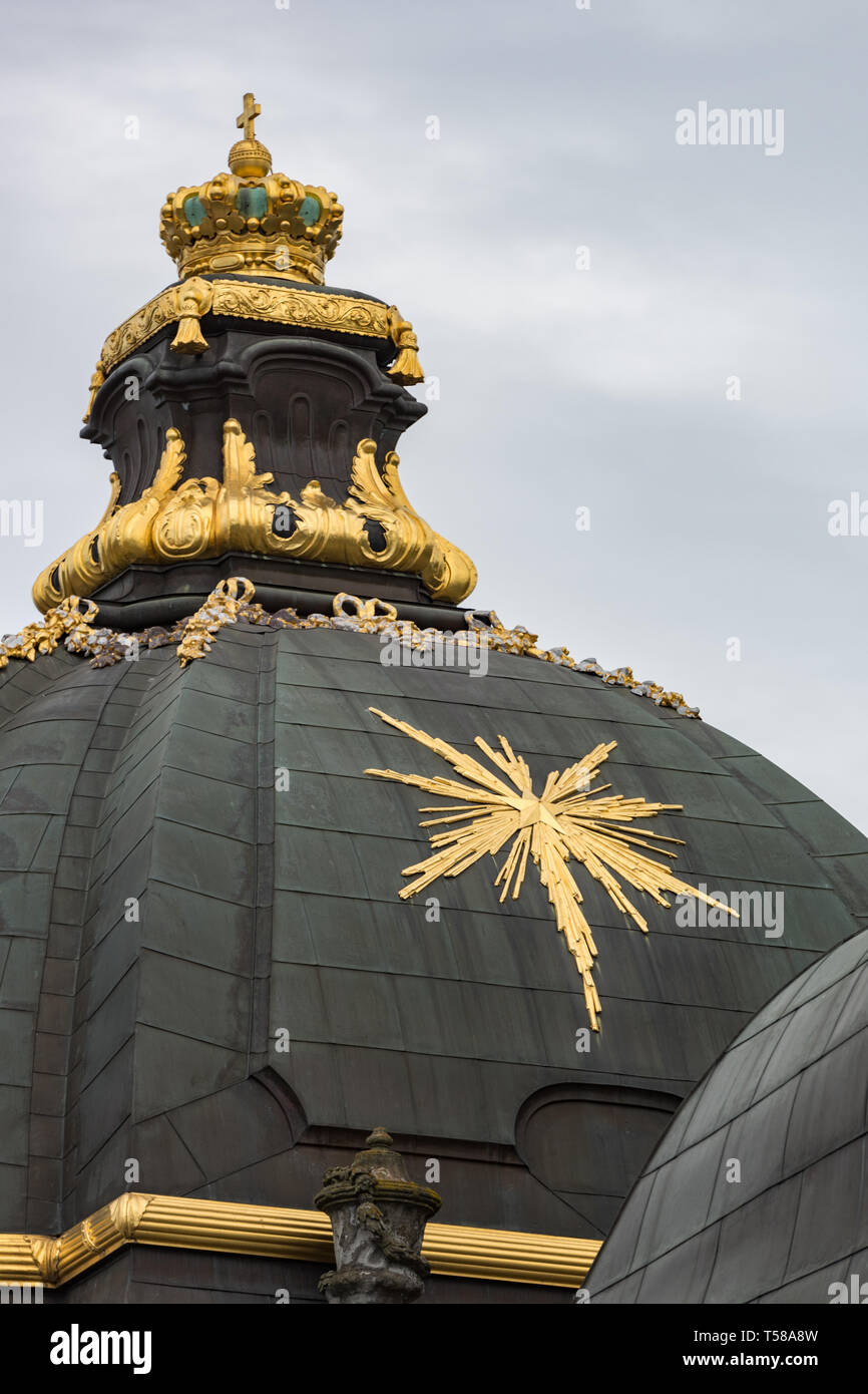 Ein goldener Stern, Krone und Dekoration auf dem Kuppeldach des Riddarholm Kirche, die grabkirche der Schwedischen Monarchen in die Birger Jaris torg in Stockholm. Stockfoto