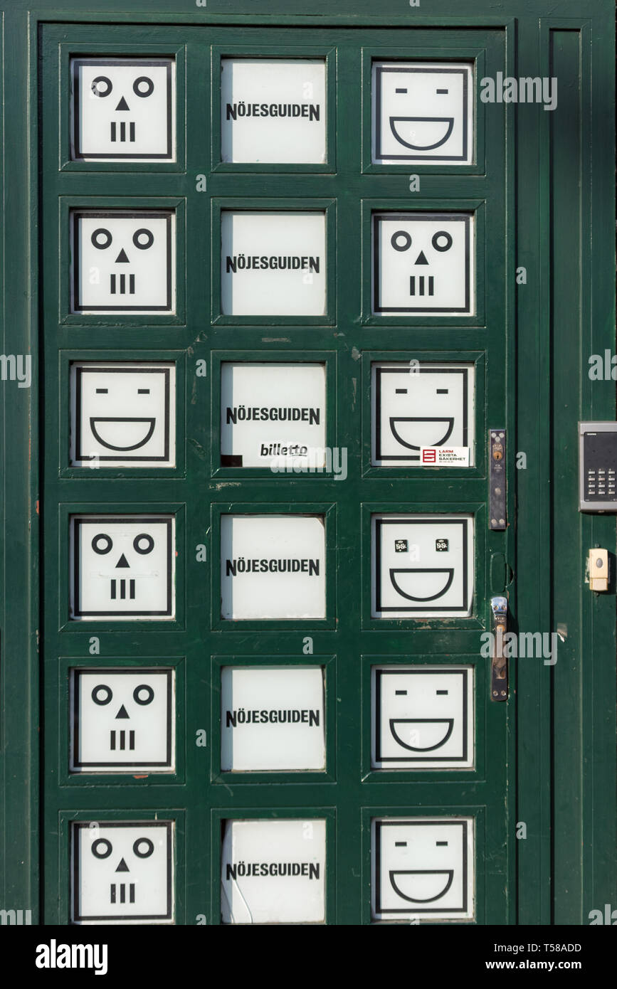 Die reich verzierten Tür zum nöjesguiden (Entertainment Guide) Büro in Sussplan, Gamla Stan. Nöjesguiden ist ein Nordic kostenlos monatliche Jugendzeitschrift Stockfoto