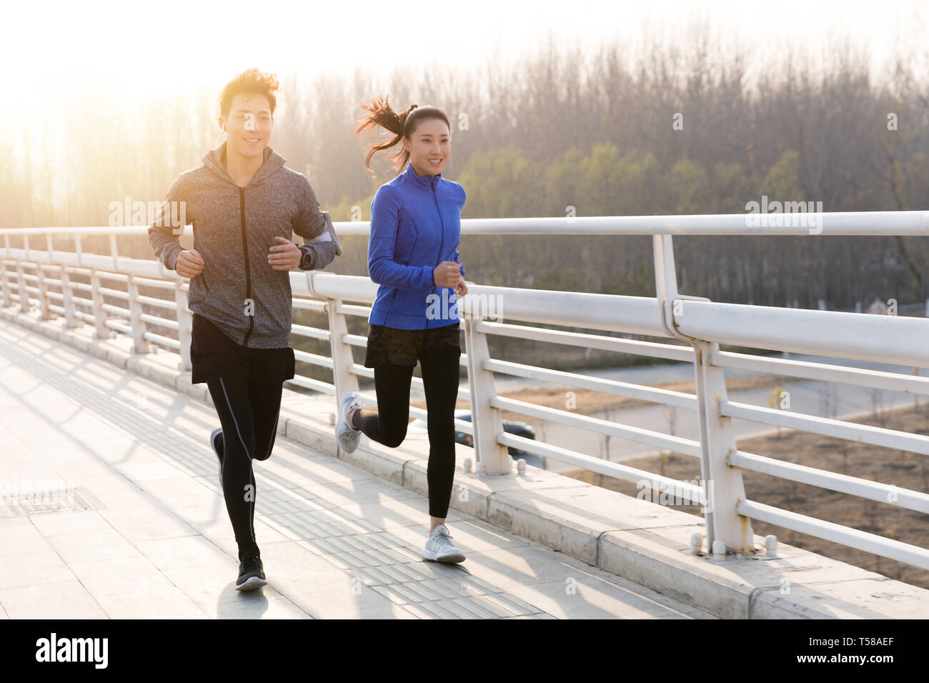 Junge Paare im Freien joggen Stockfoto