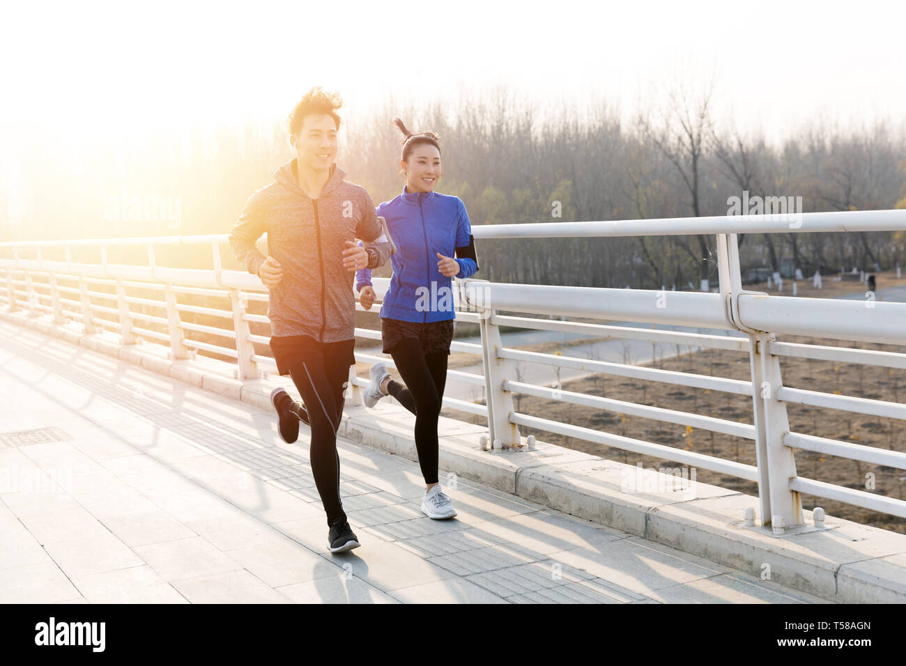 Junge Paare im Freien joggen Stockfoto