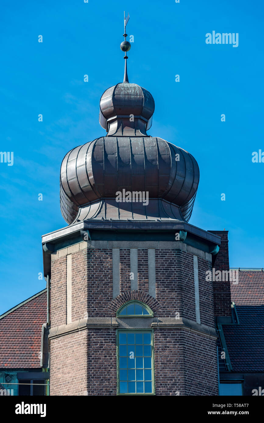 Die ungewöhnliche Zwiebel Kuppel über dem Turm des Farbror Nikos Café & Galleri in Katarinavägen, Stockholm Stockfoto