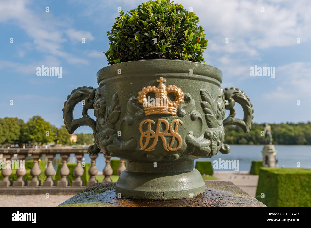 Eine königliche Blumentopf in Drottningholm Palast in Stockholm crested Stockfoto